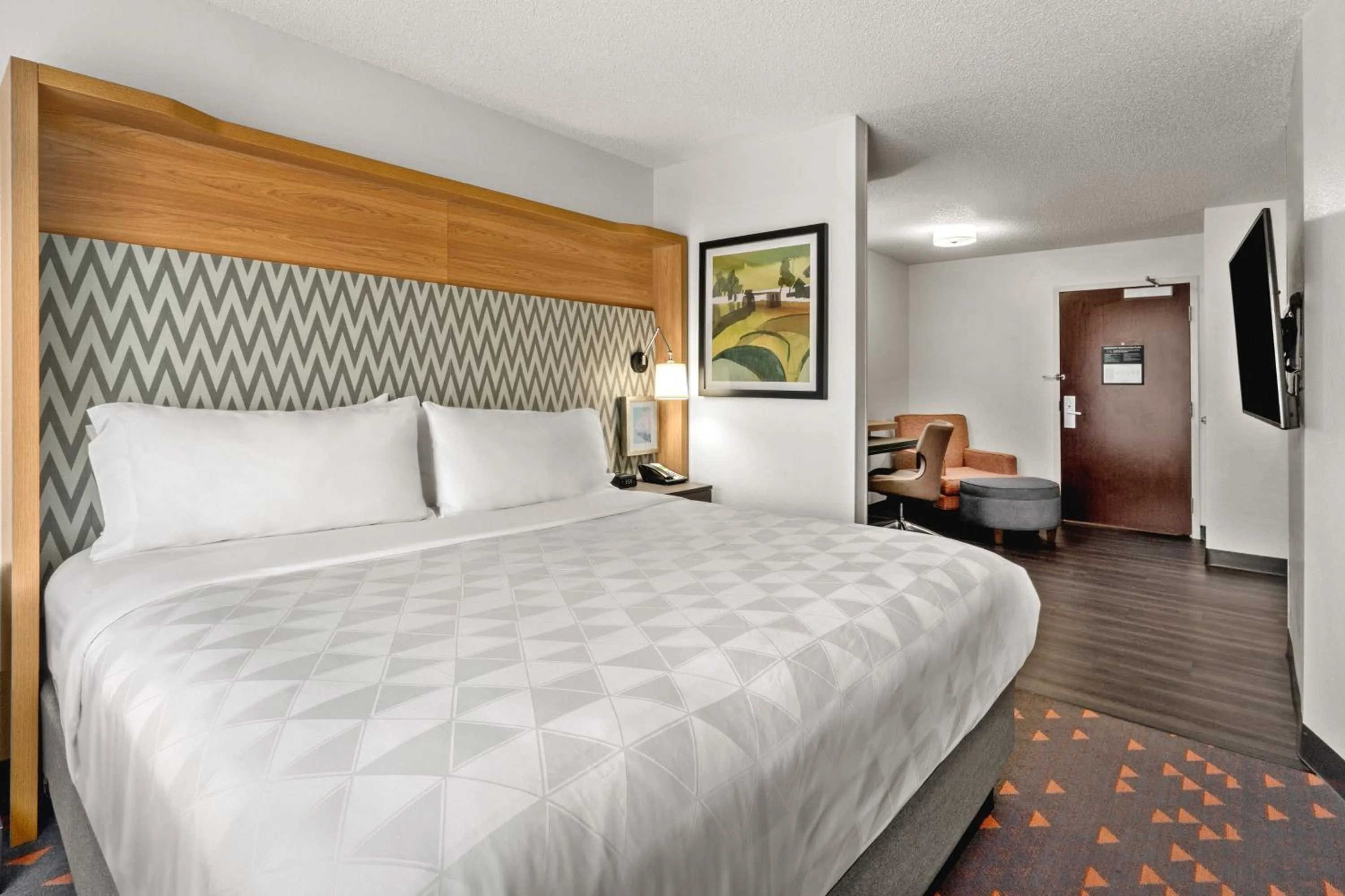 Photo of the whole room, Bed in Holiday Inn & Suites Bothell an IHG Hotel