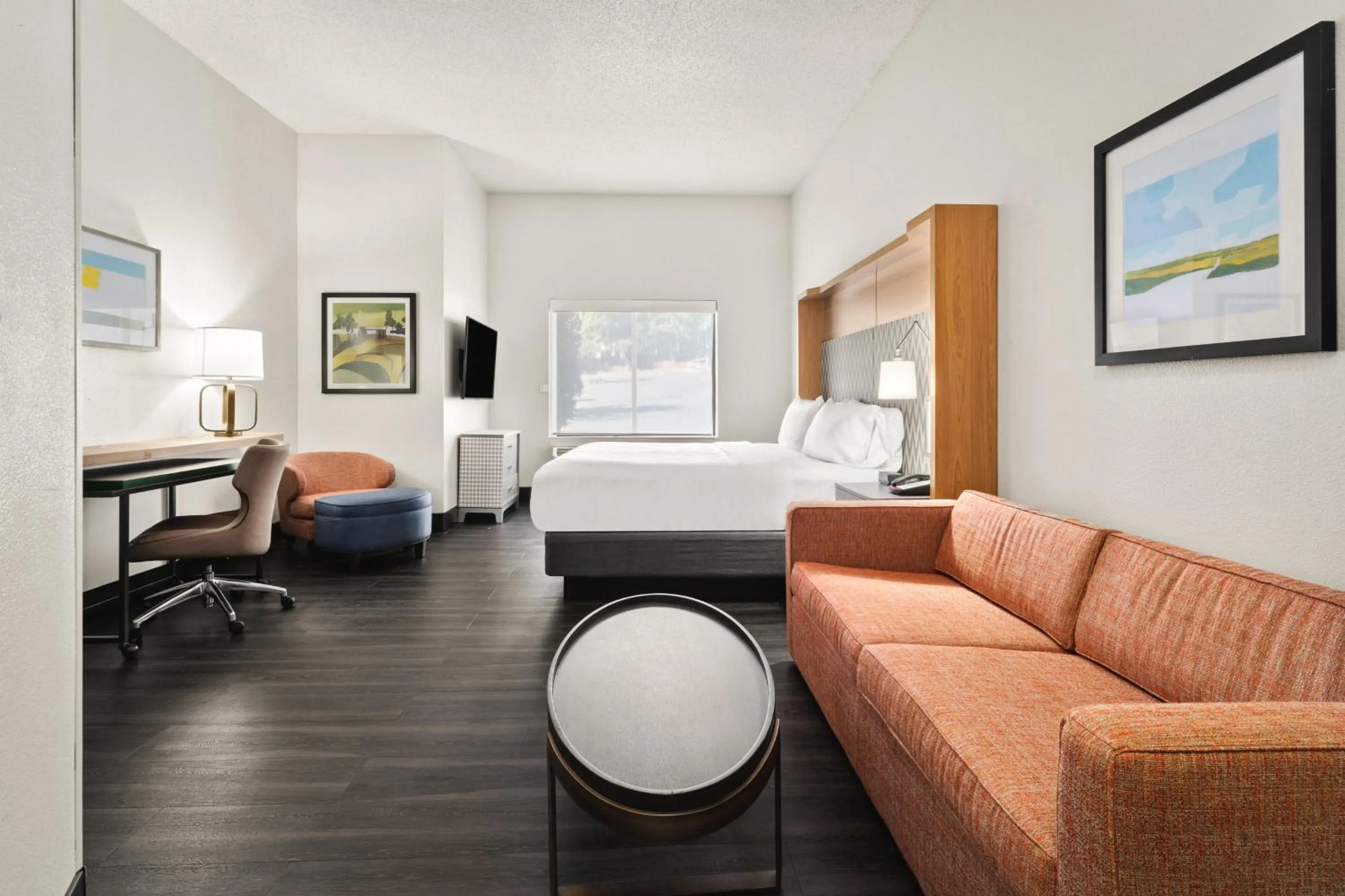 Photo of the whole room, Bed in Holiday Inn & Suites Bothell an IHG Hotel