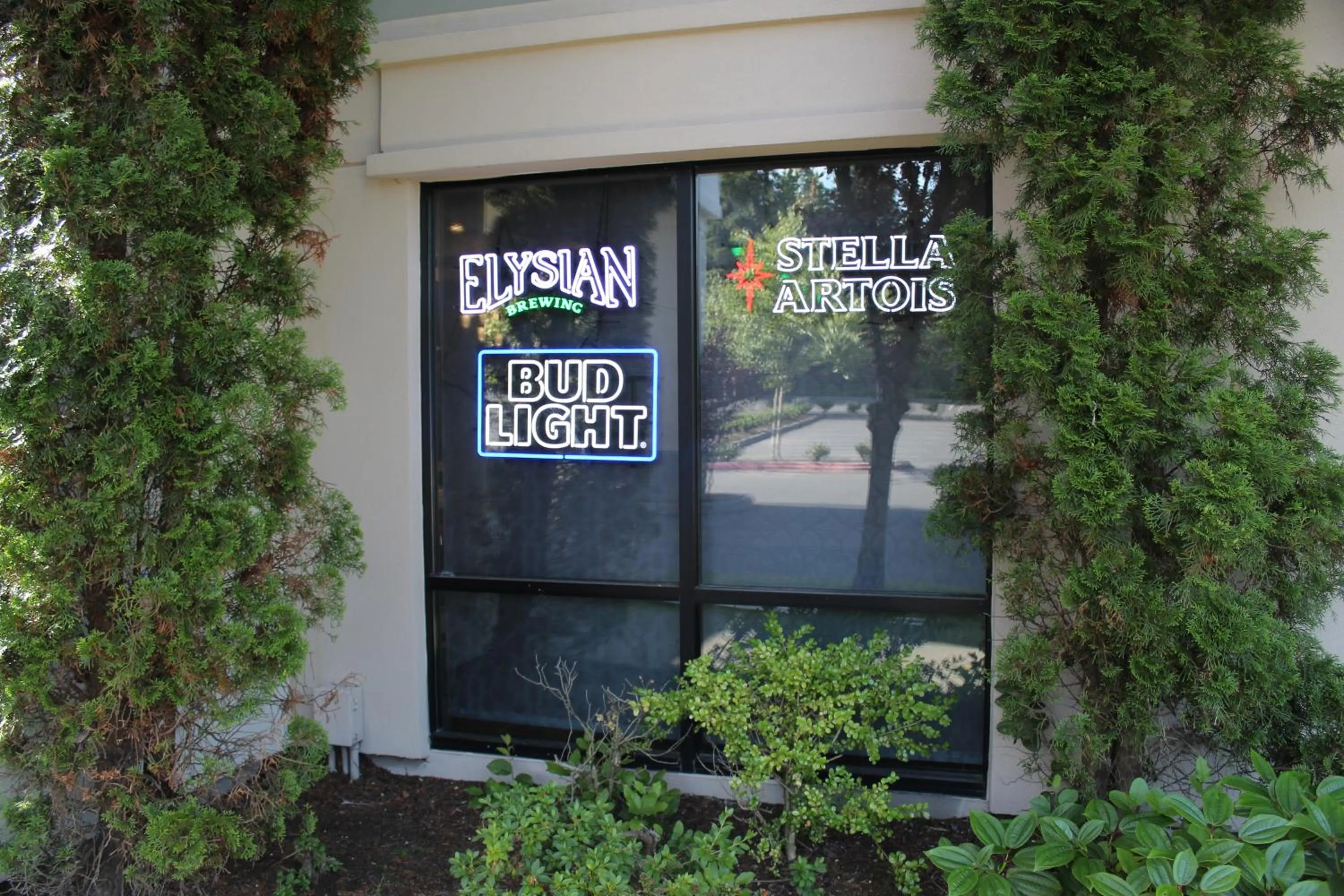 Lounge or bar in Holiday Inn & Suites Bothell an IHG Hotel