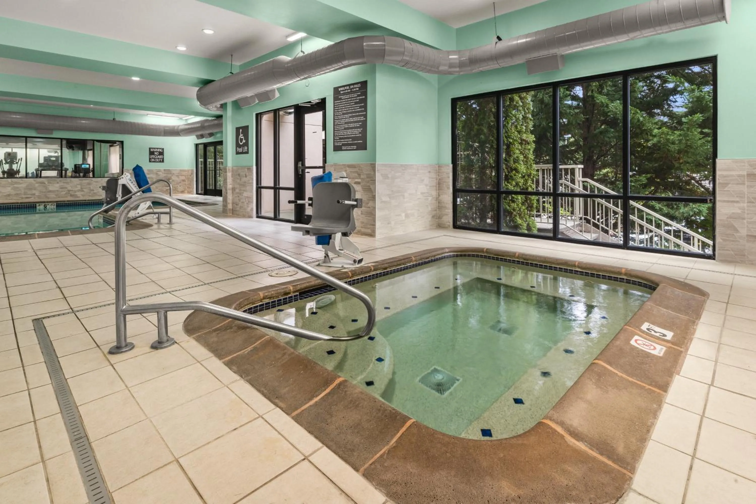 Swimming pool in Holiday Inn & Suites Bothell an IHG Hotel