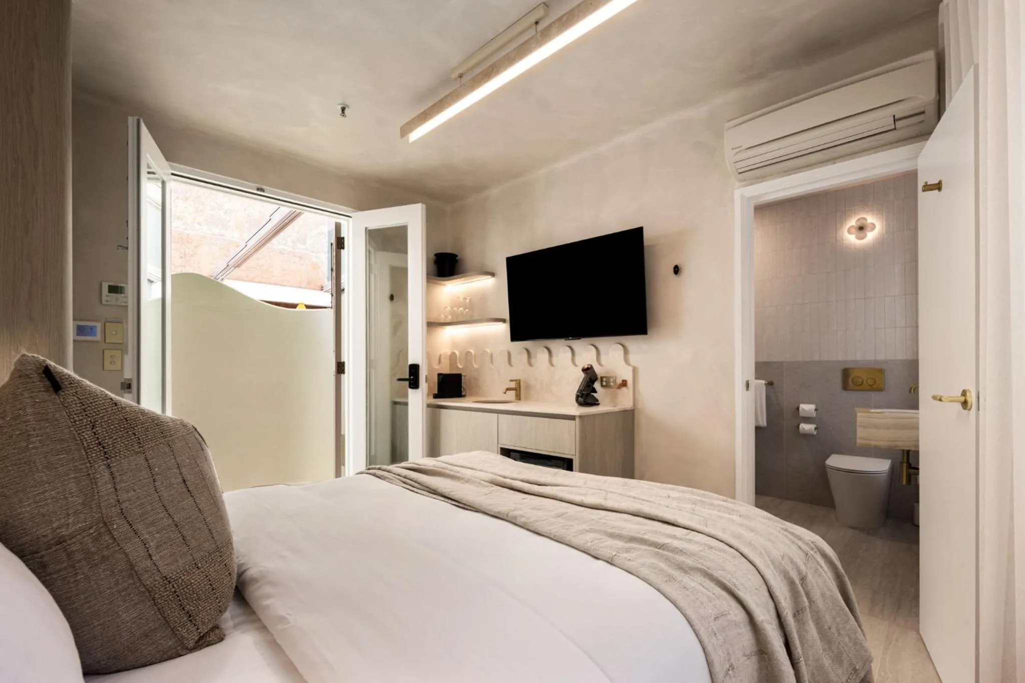 Bed in Medusa Hotel Sydney