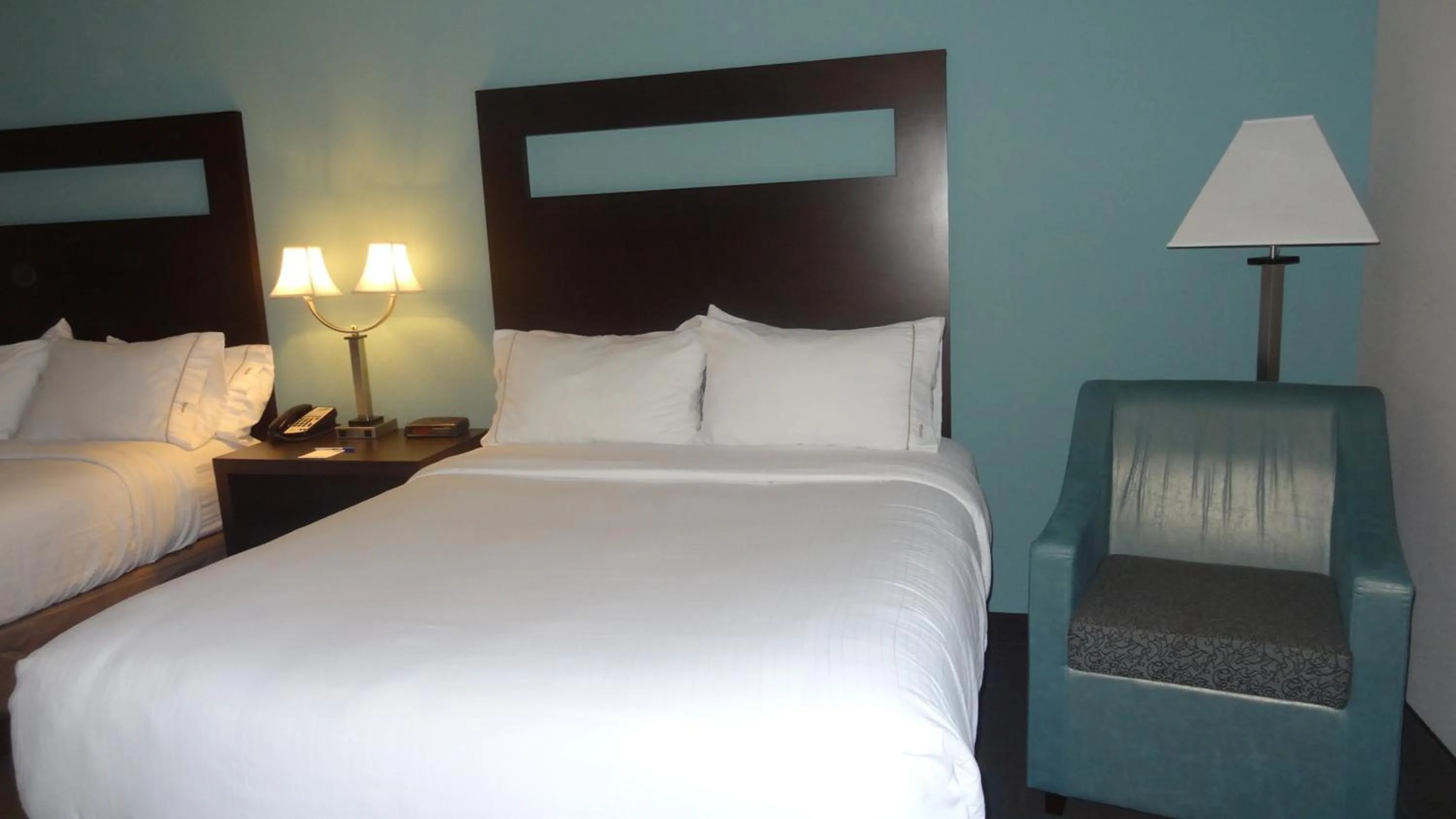 Photo of the whole room, Bed in Holiday Inn Express Hotel Kansas City - Bonner Springs by IHG
