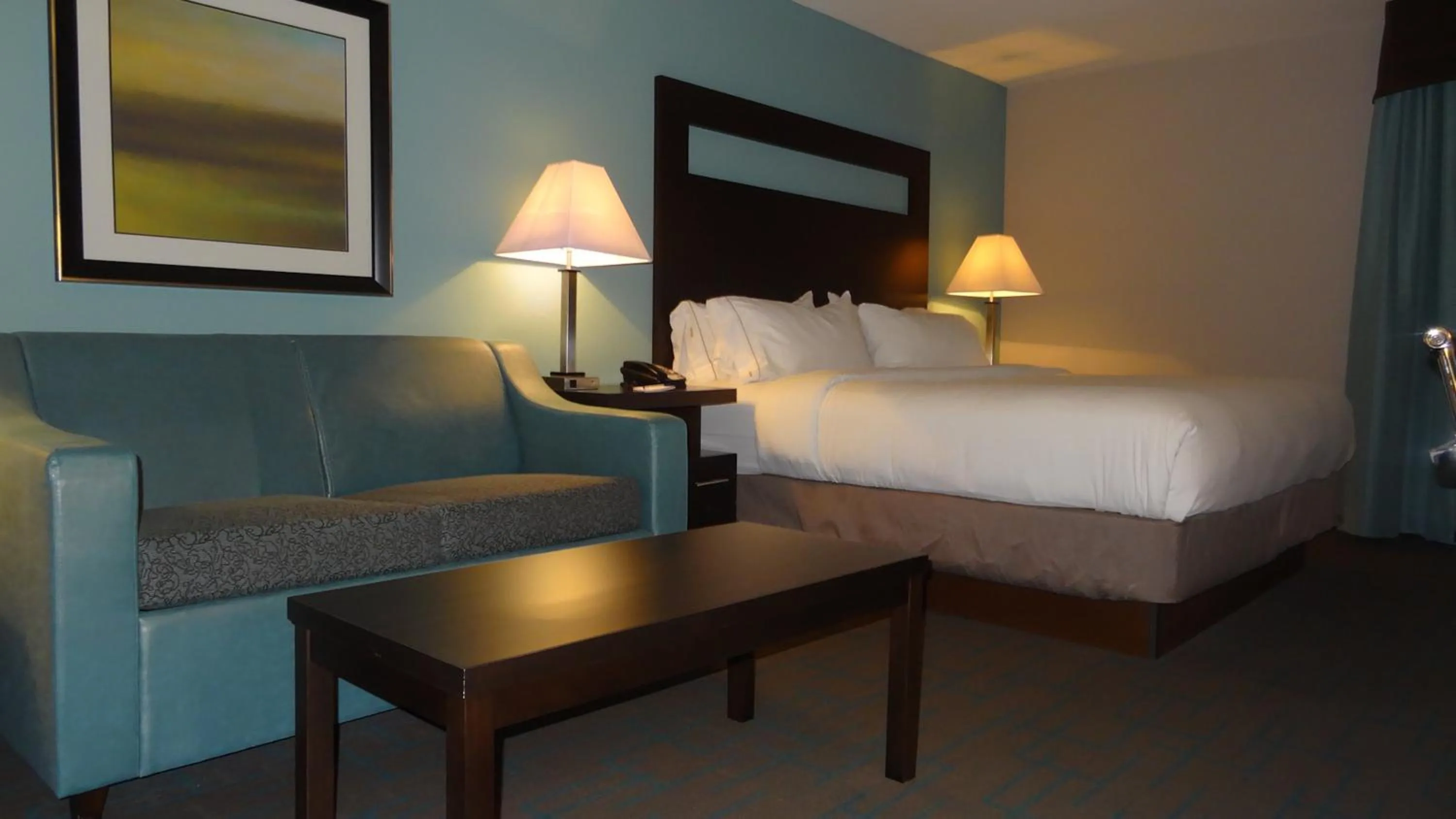 Photo of the whole room, Bed in Holiday Inn Express Hotel Kansas City - Bonner Springs by IHG