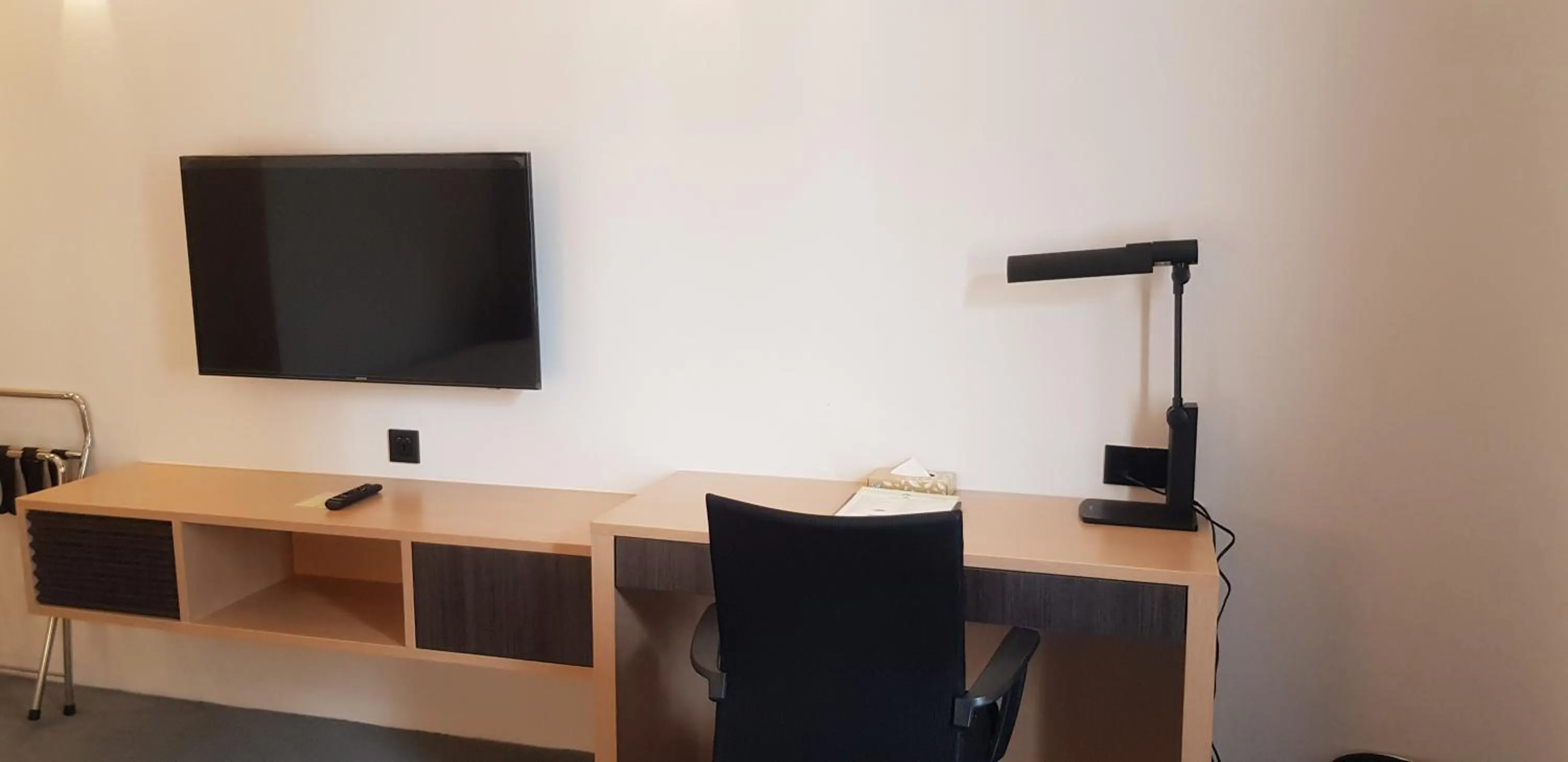 TV and multimedia in Ariston Hotel Bangkok