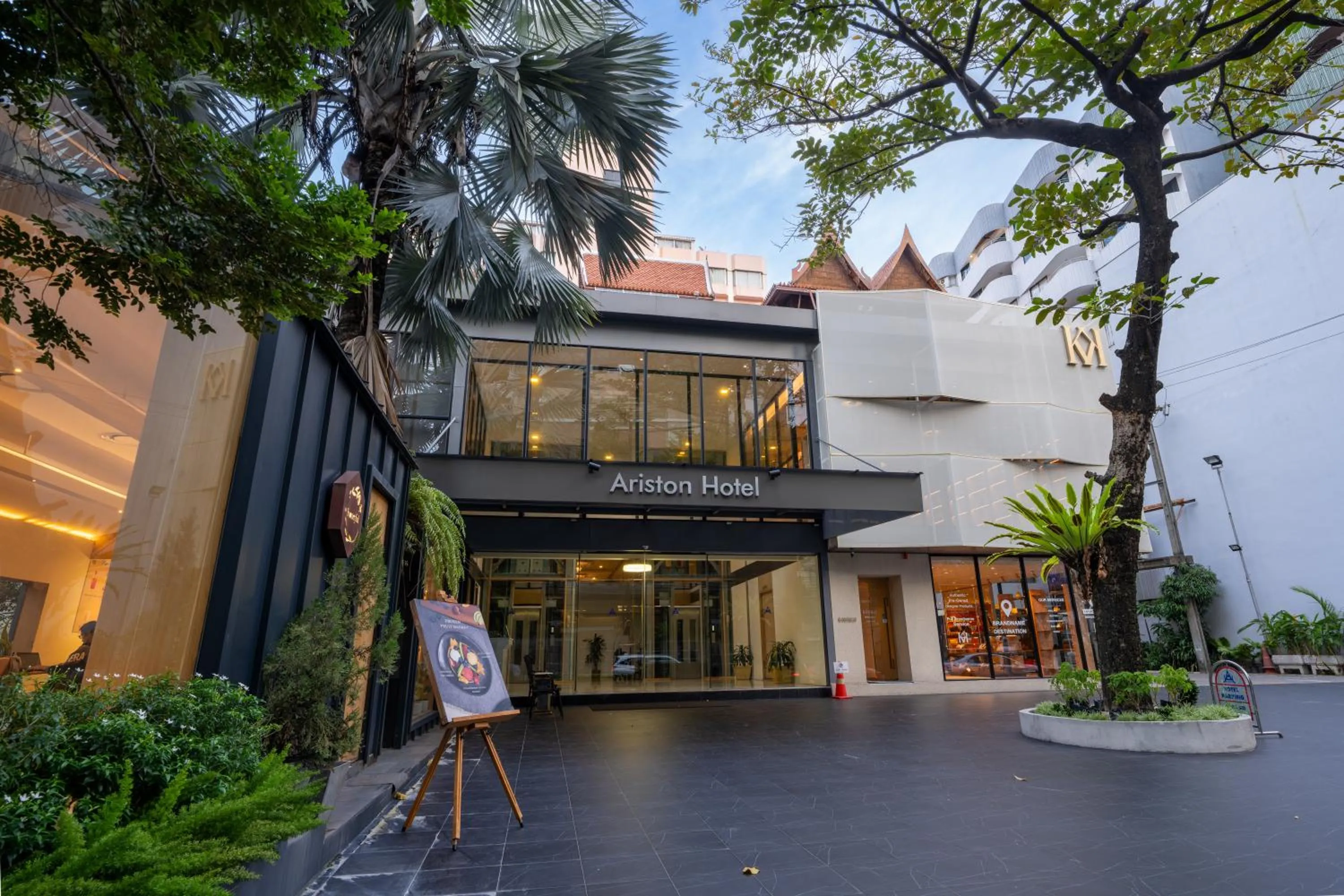 Property building in Ariston Hotel Bangkok