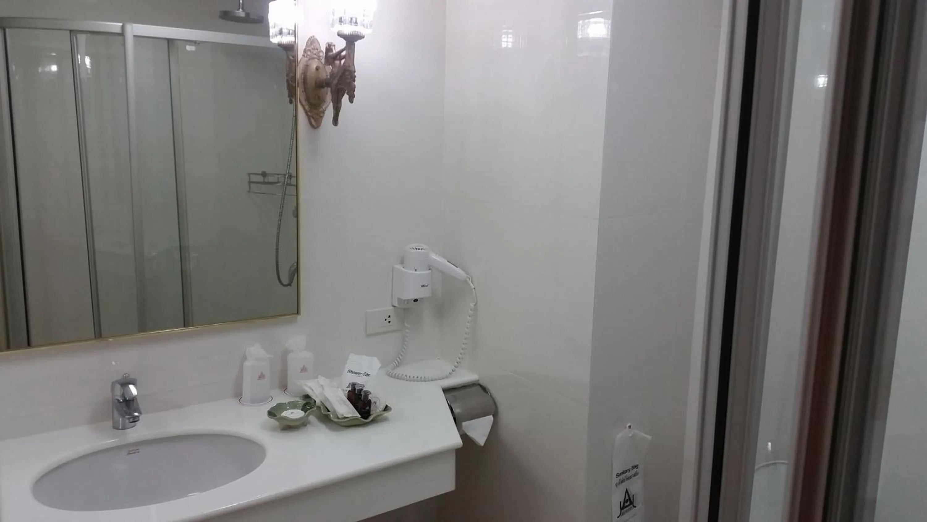 Bathroom in Ariston Hotel Bangkok