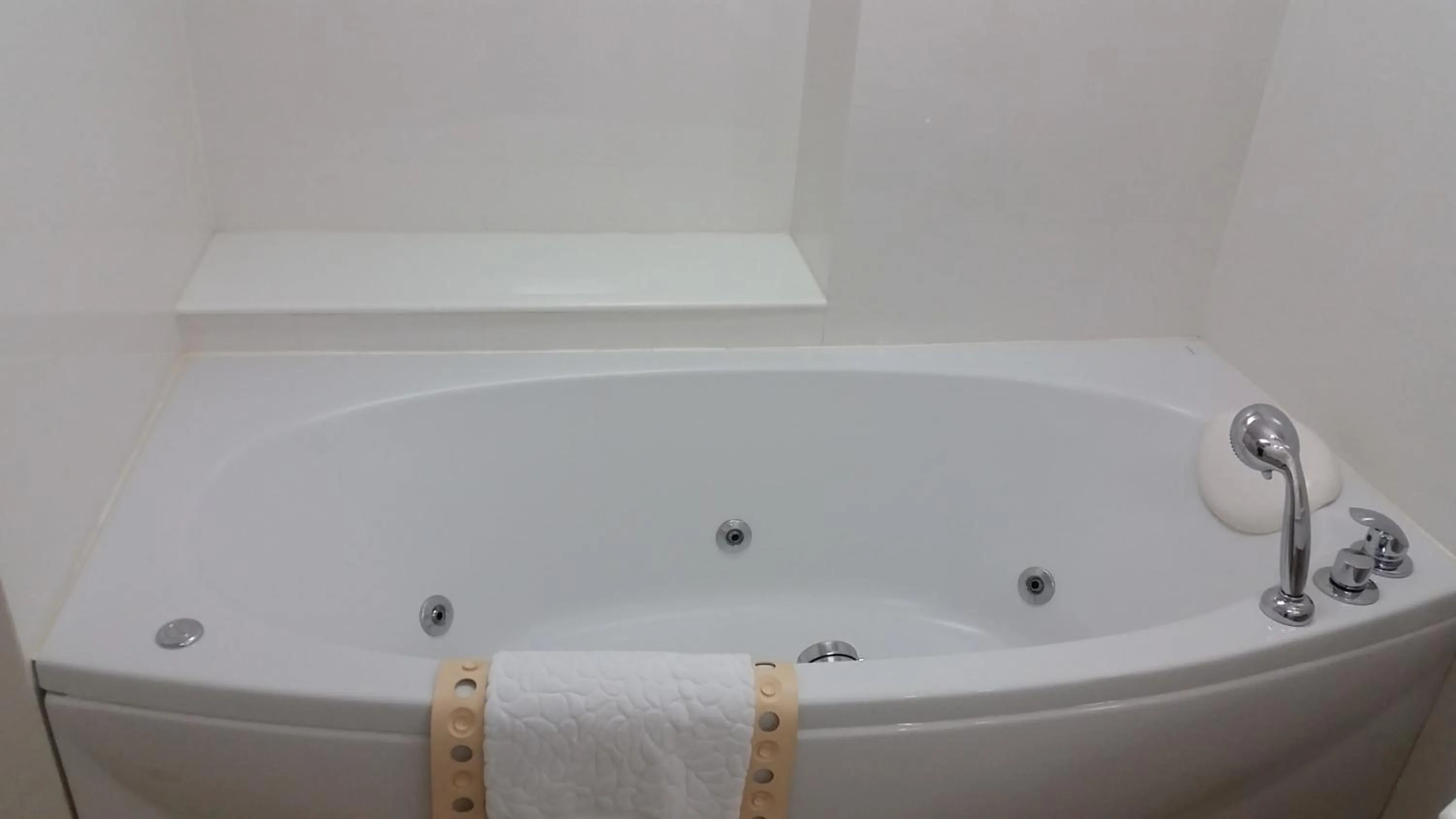 Hot Tub in Ariston Hotel Bangkok