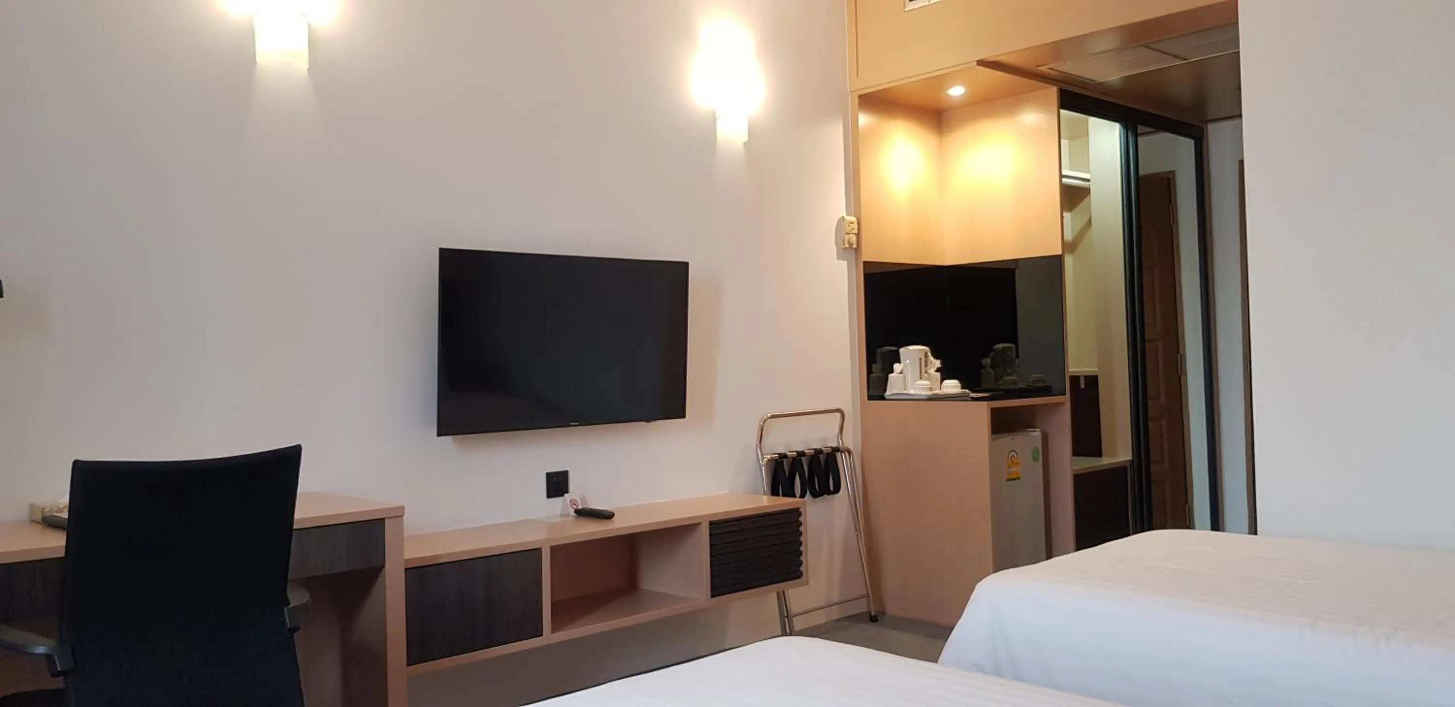 TV and multimedia, Bed in Ariston Hotel Bangkok