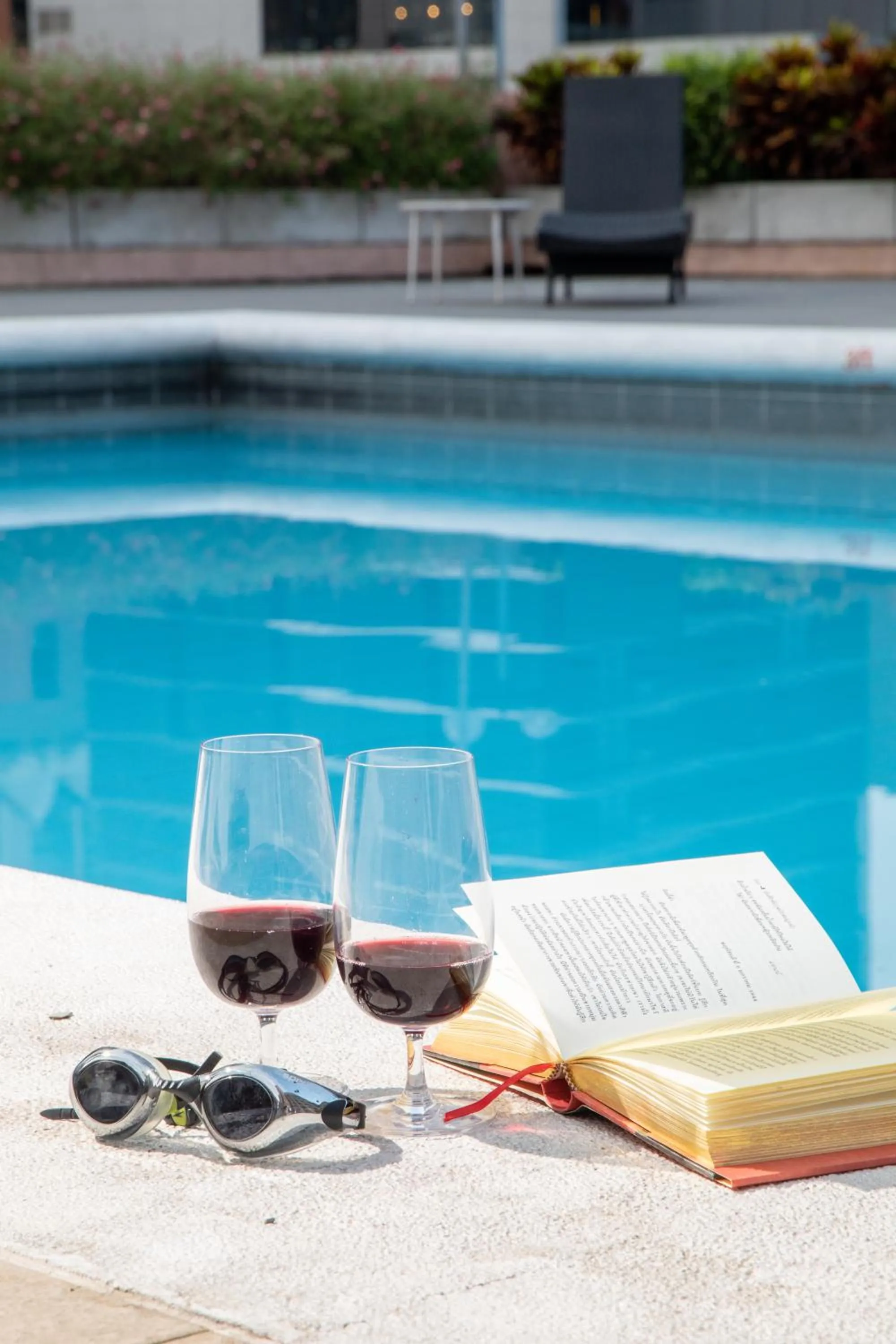 Swimming pool in Ariston Hotel Bangkok