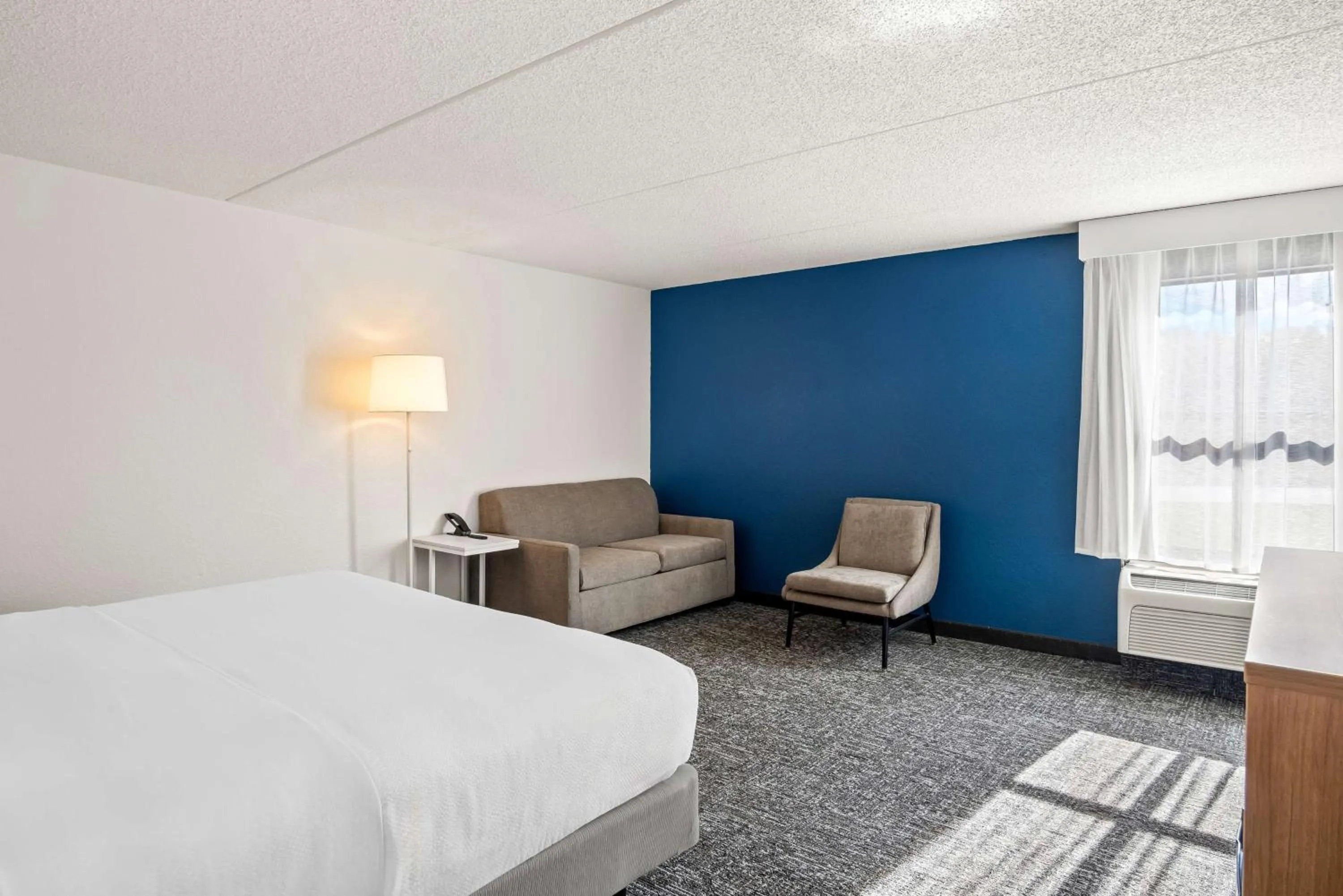 Living room, Bed in Spark By Hilton Stevensville