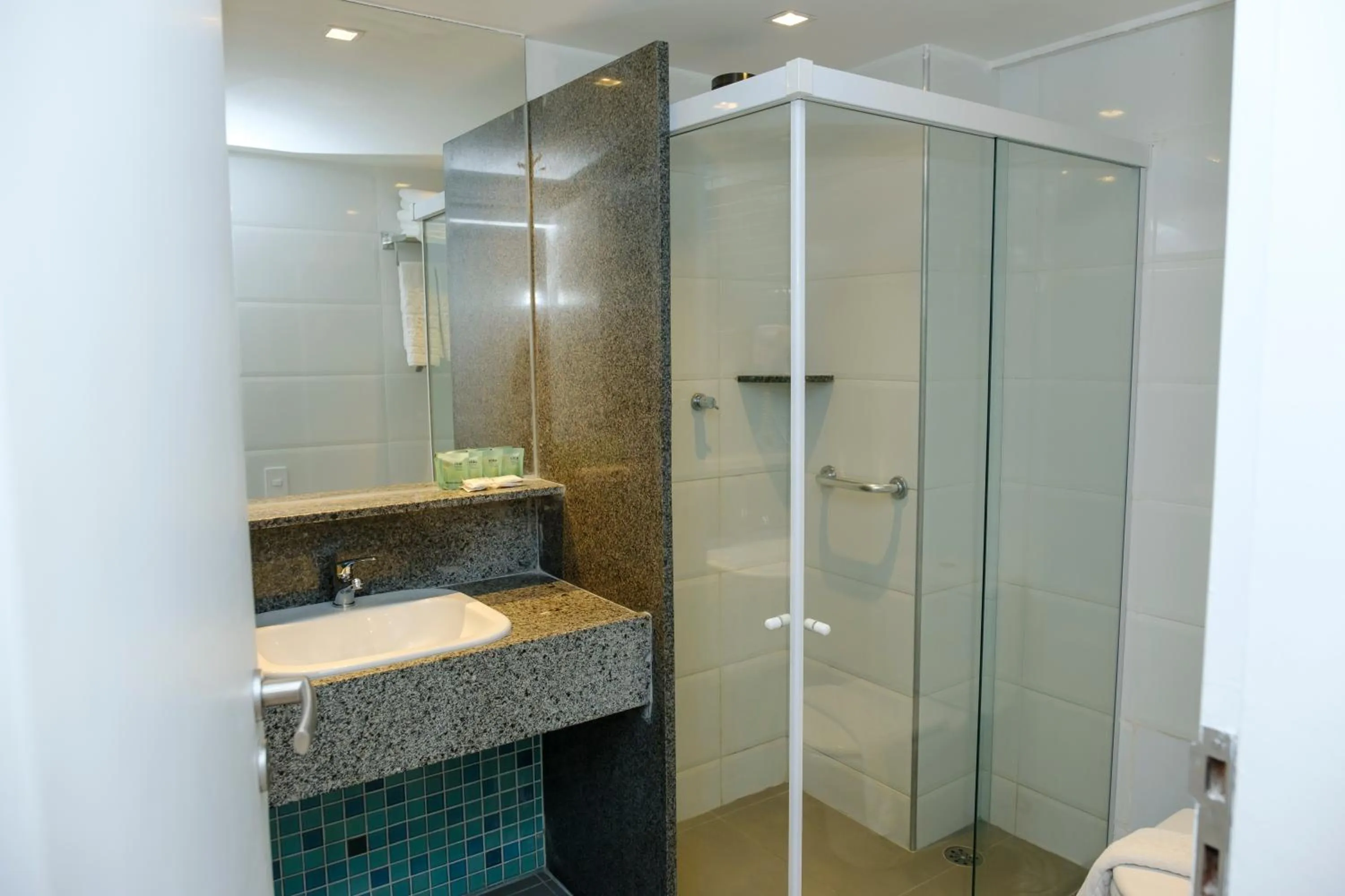 Bathroom in Marante Plaza Hotel