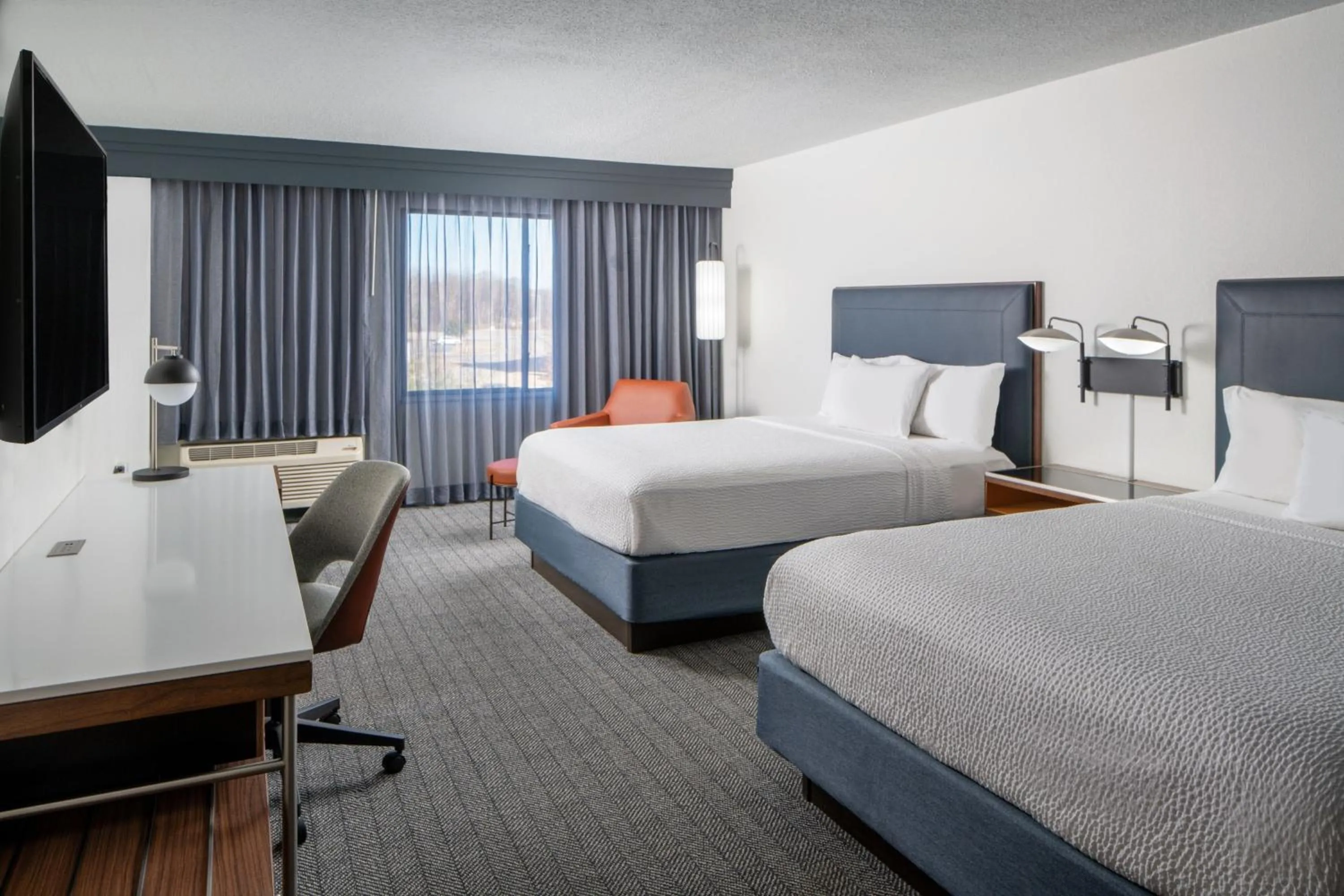 Photo of the whole room, Bed in Courtyard by Marriott Decatur