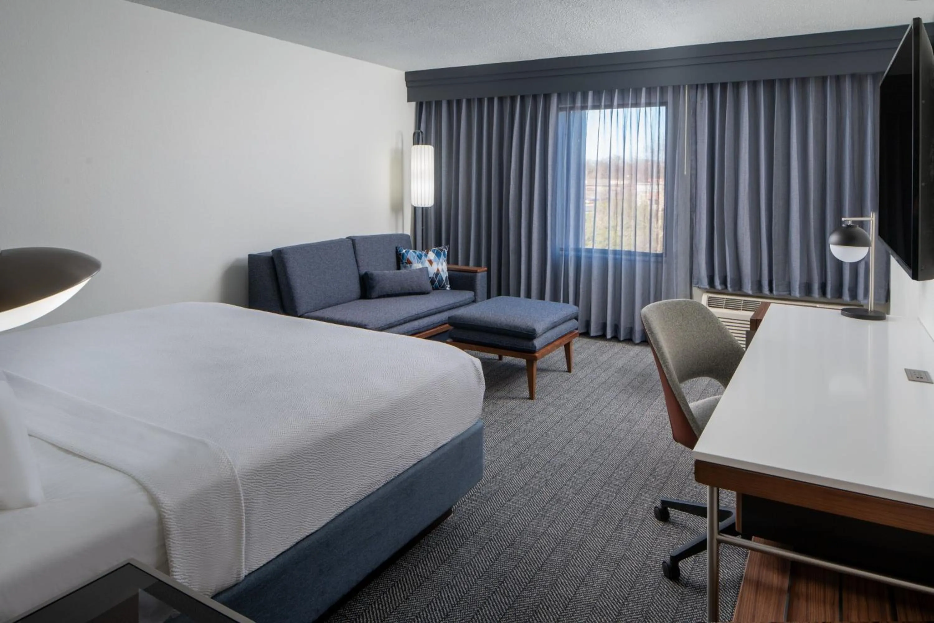 Photo of the whole room, Bed in Courtyard by Marriott Decatur