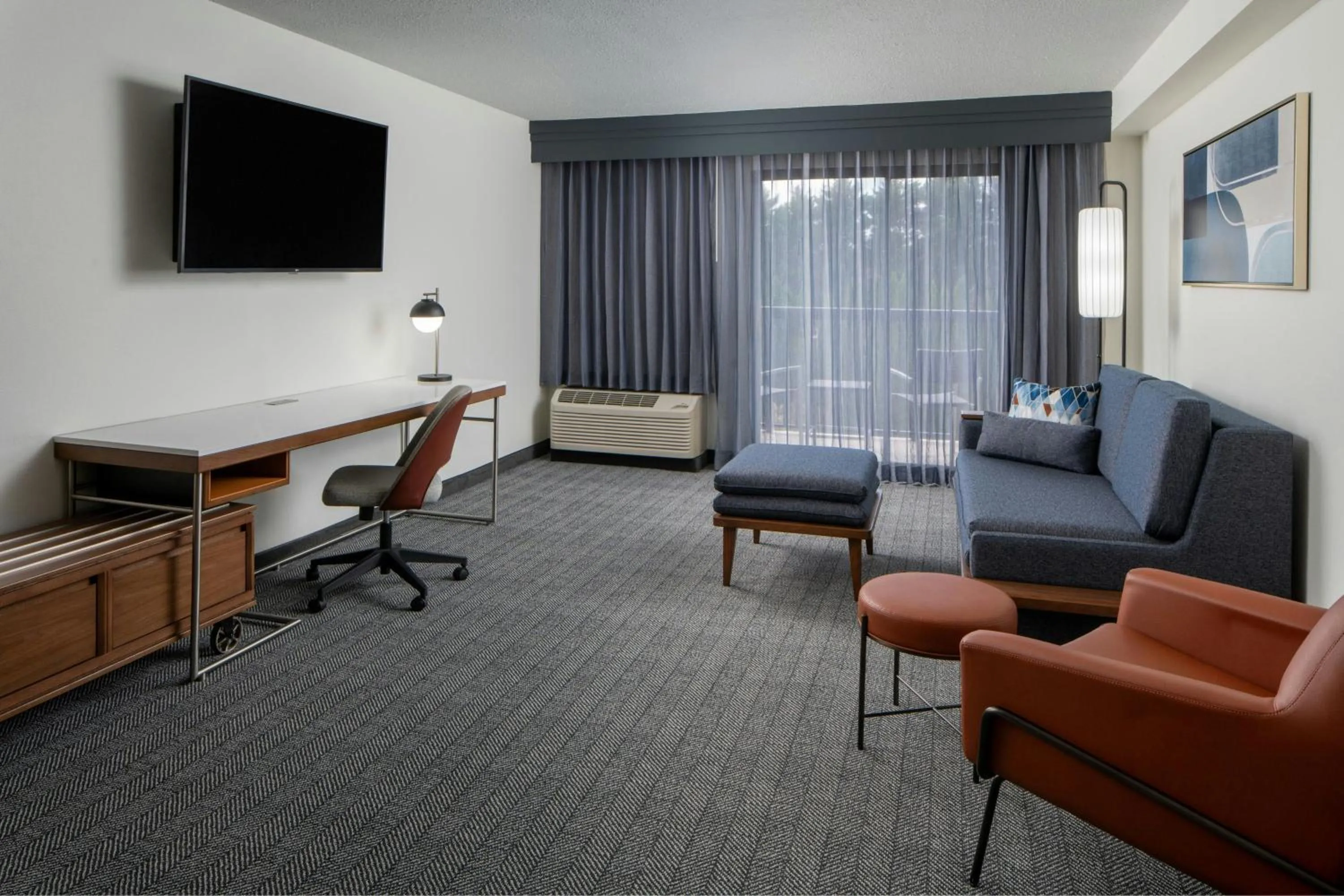 Living room in Courtyard by Marriott Decatur