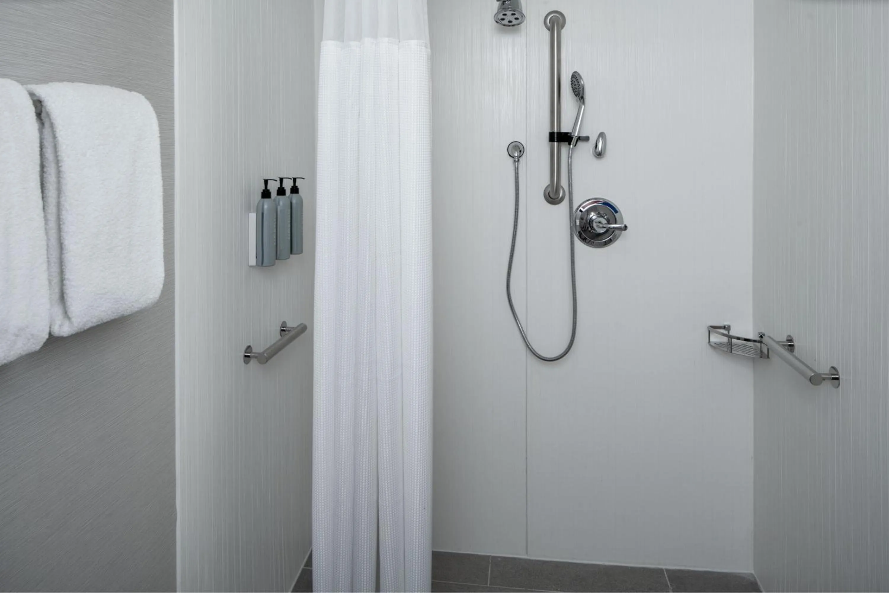 Bathroom in Courtyard by Marriott Decatur