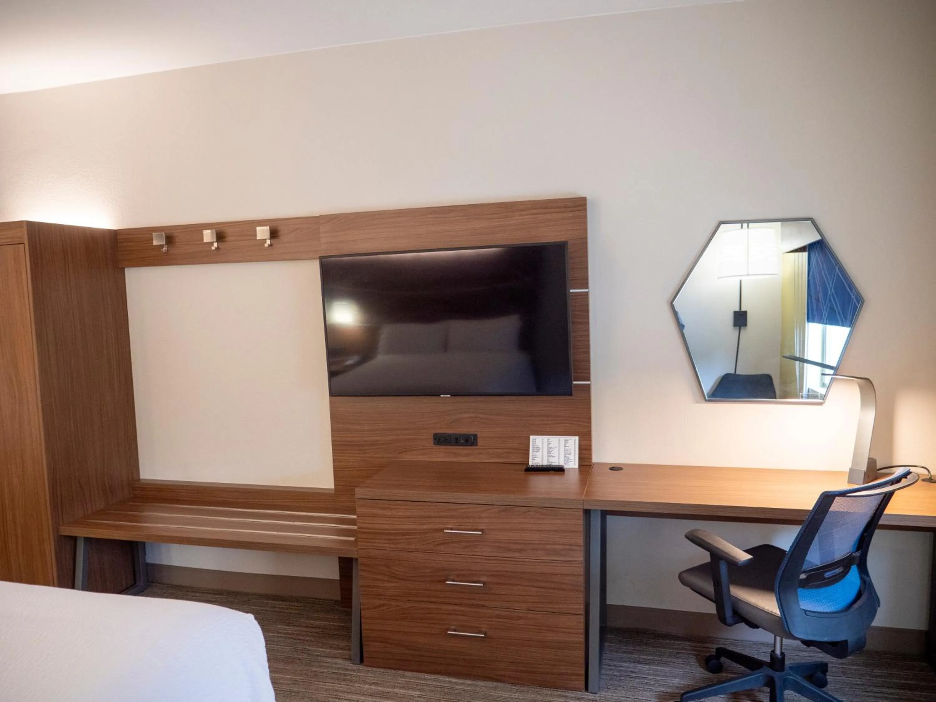 TV and multimedia, Bed in Holiday Inn Express & Suites Greenville Airport i85 by IHG