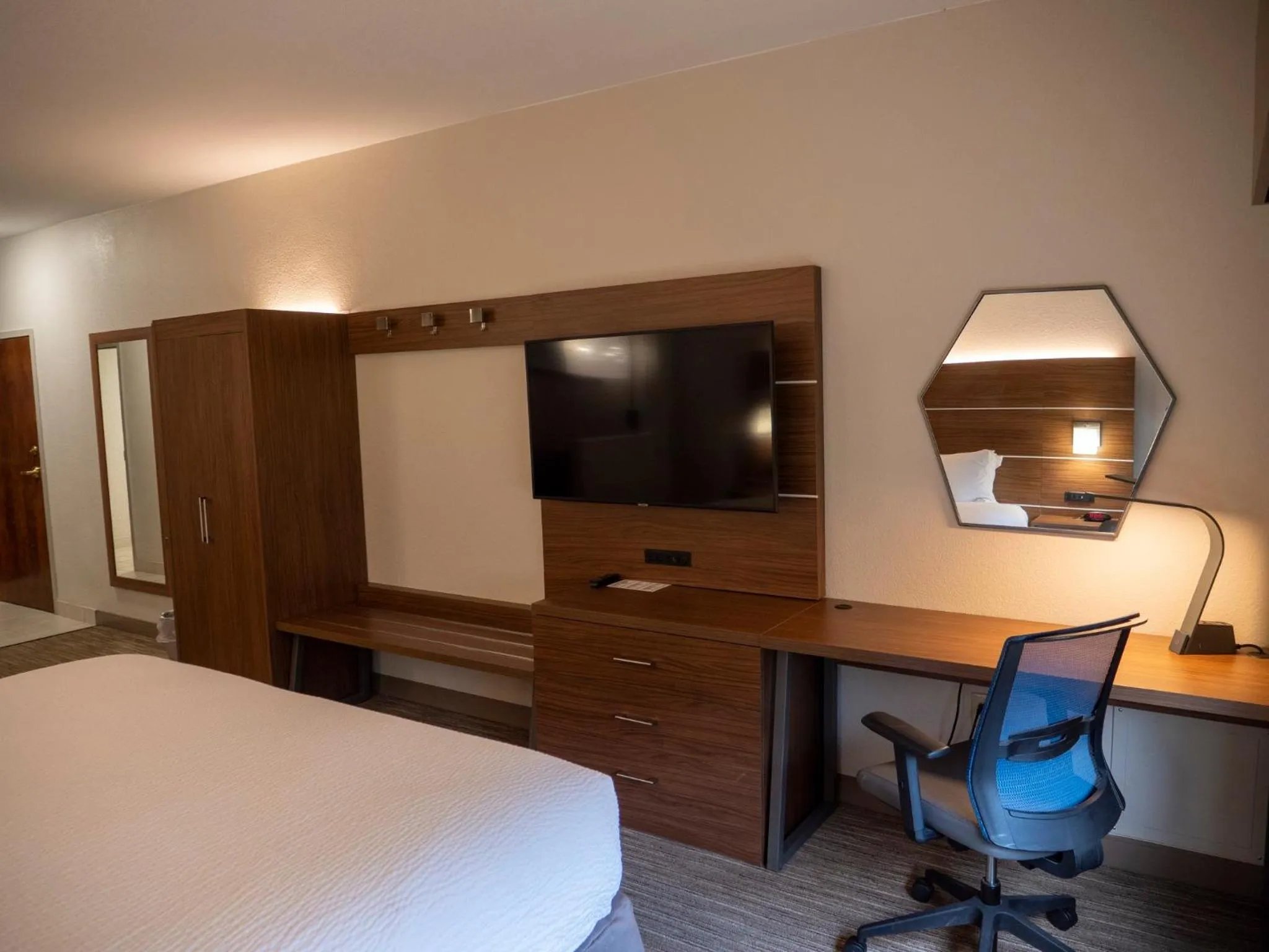Photo of the whole room, Bed in Holiday Inn Express & Suites Greenville Airport i85 by IHG