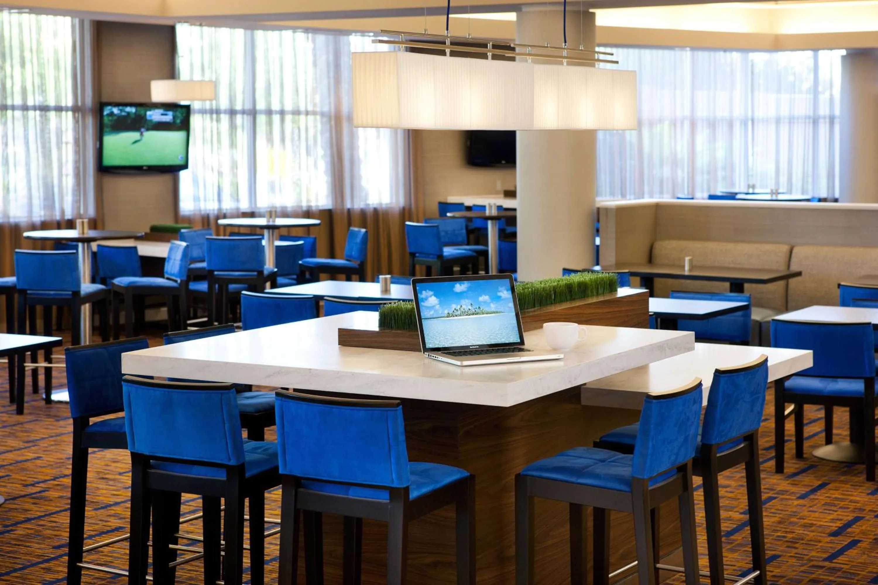 Communal lounge/ TV room in Sonesta Emeryville San Francisco Bay Bridge