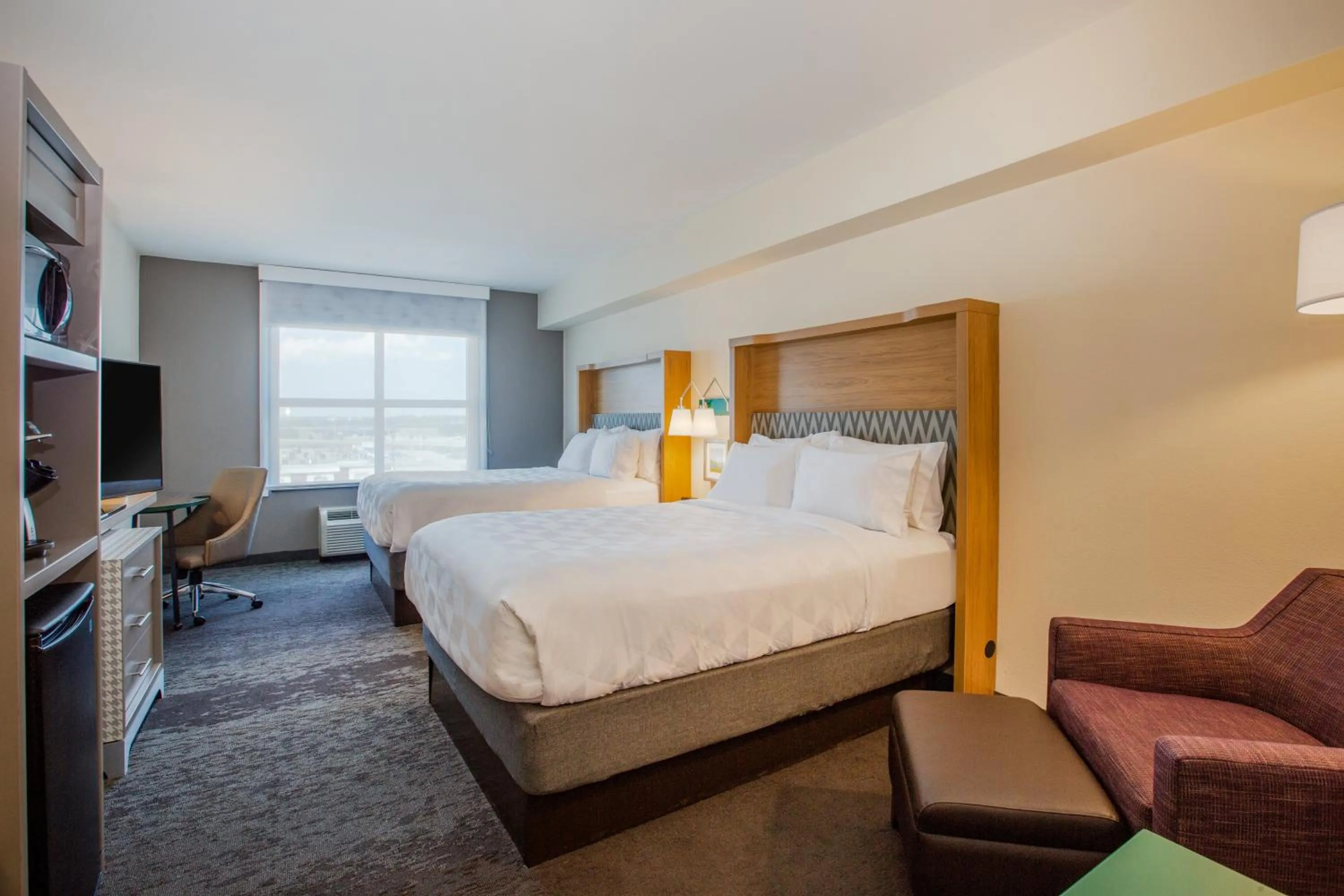 Photo of the whole room, Bed in Holiday Inn - Gulfport-Airport by IHG