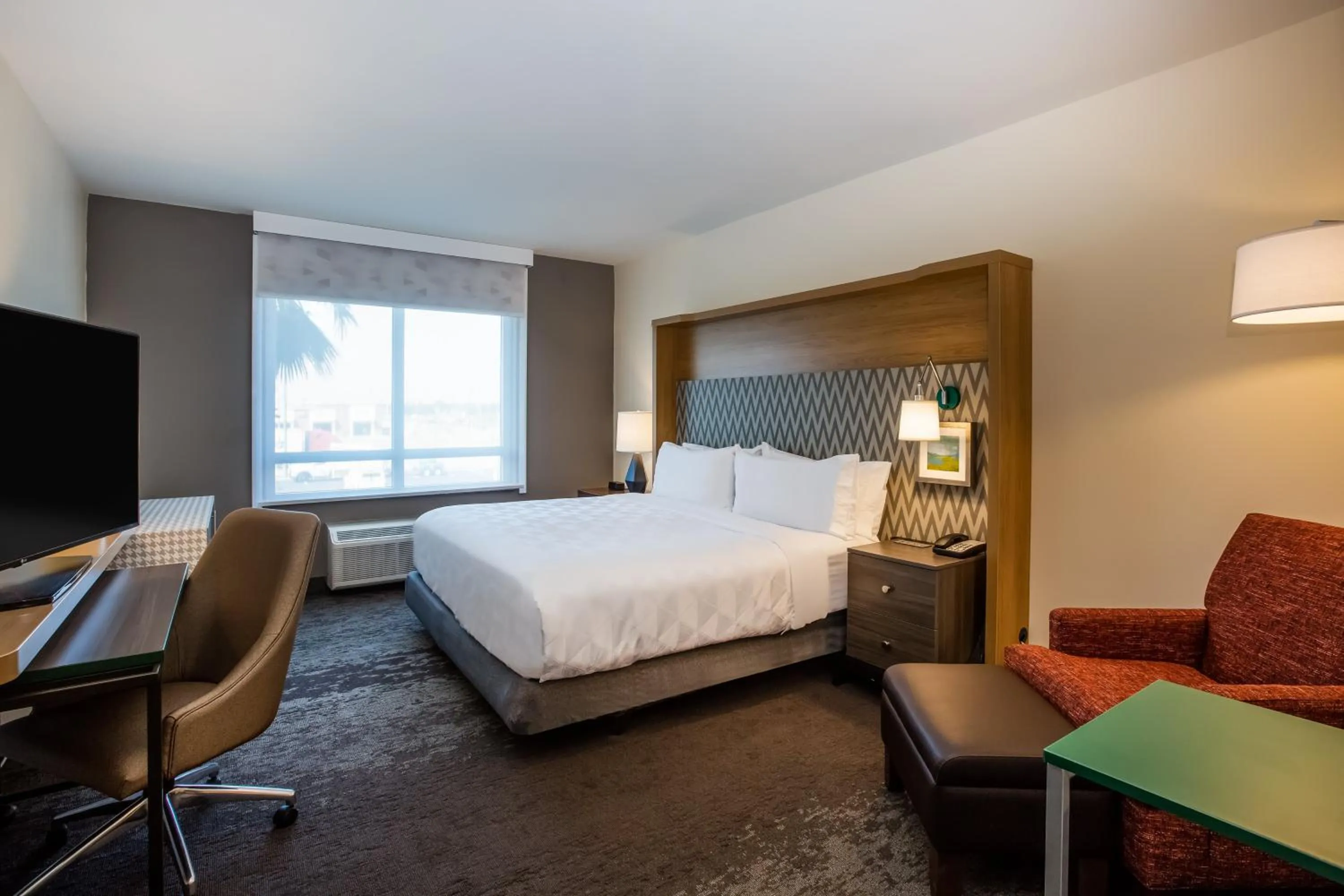 Photo of the whole room, Bed in Holiday Inn - Gulfport-Airport by IHG