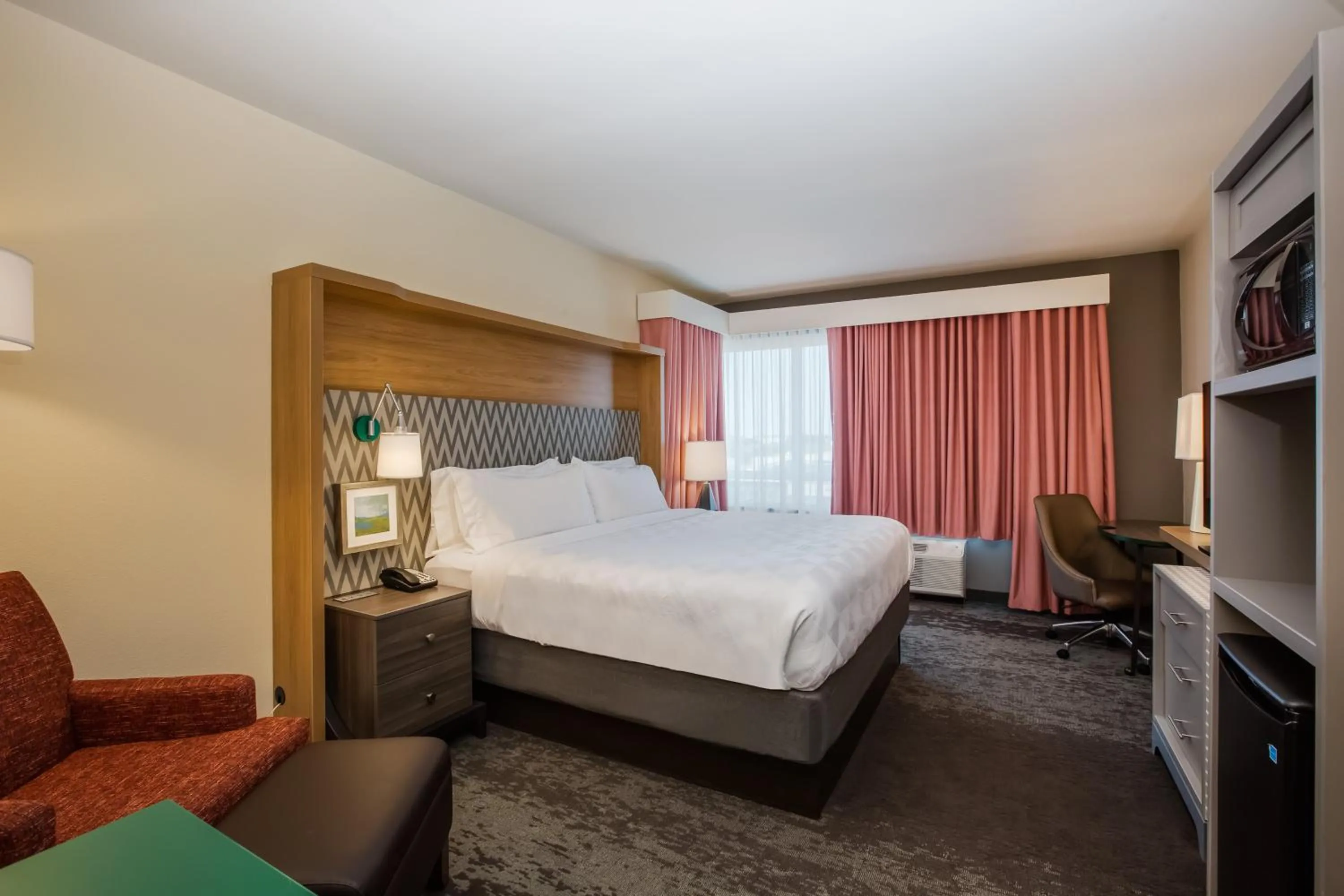 Photo of the whole room, Bed in Holiday Inn - Gulfport-Airport by IHG