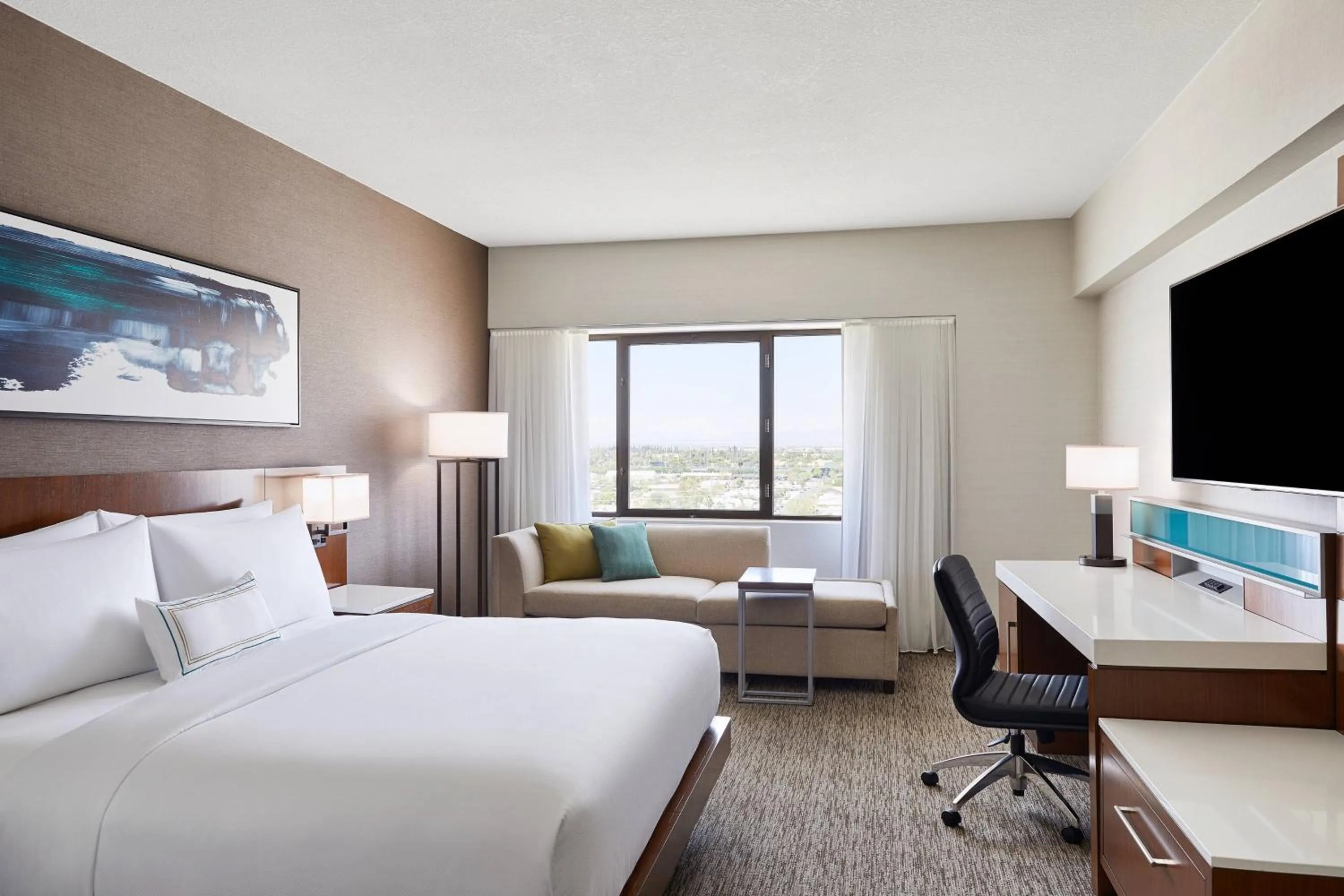 Photo of the whole room, Bed in Delta Hotels by Marriott Phoenix Mesa