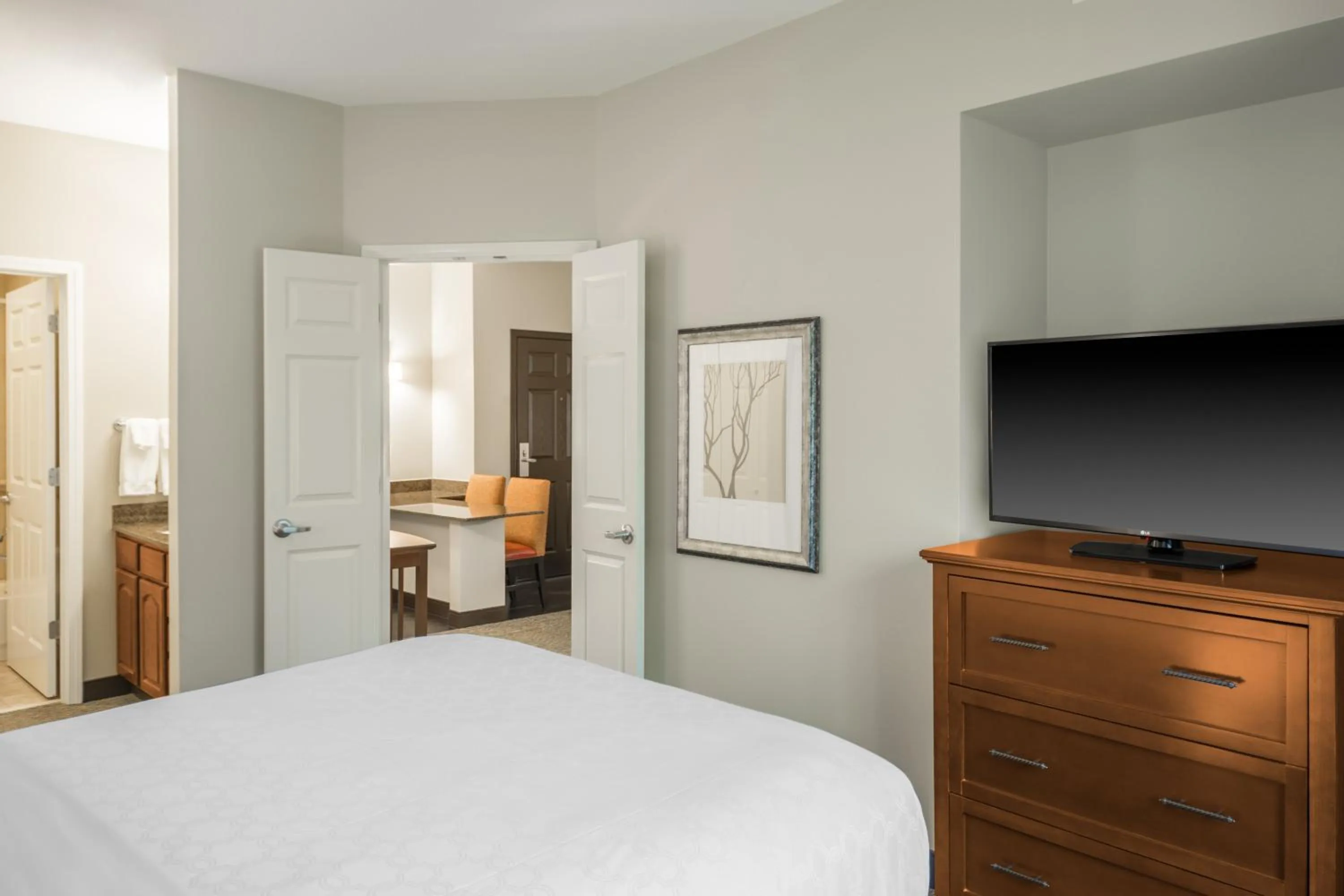 Photo of the whole room, Bed in Staybridge Suites - Kansas City-Independence by IHG