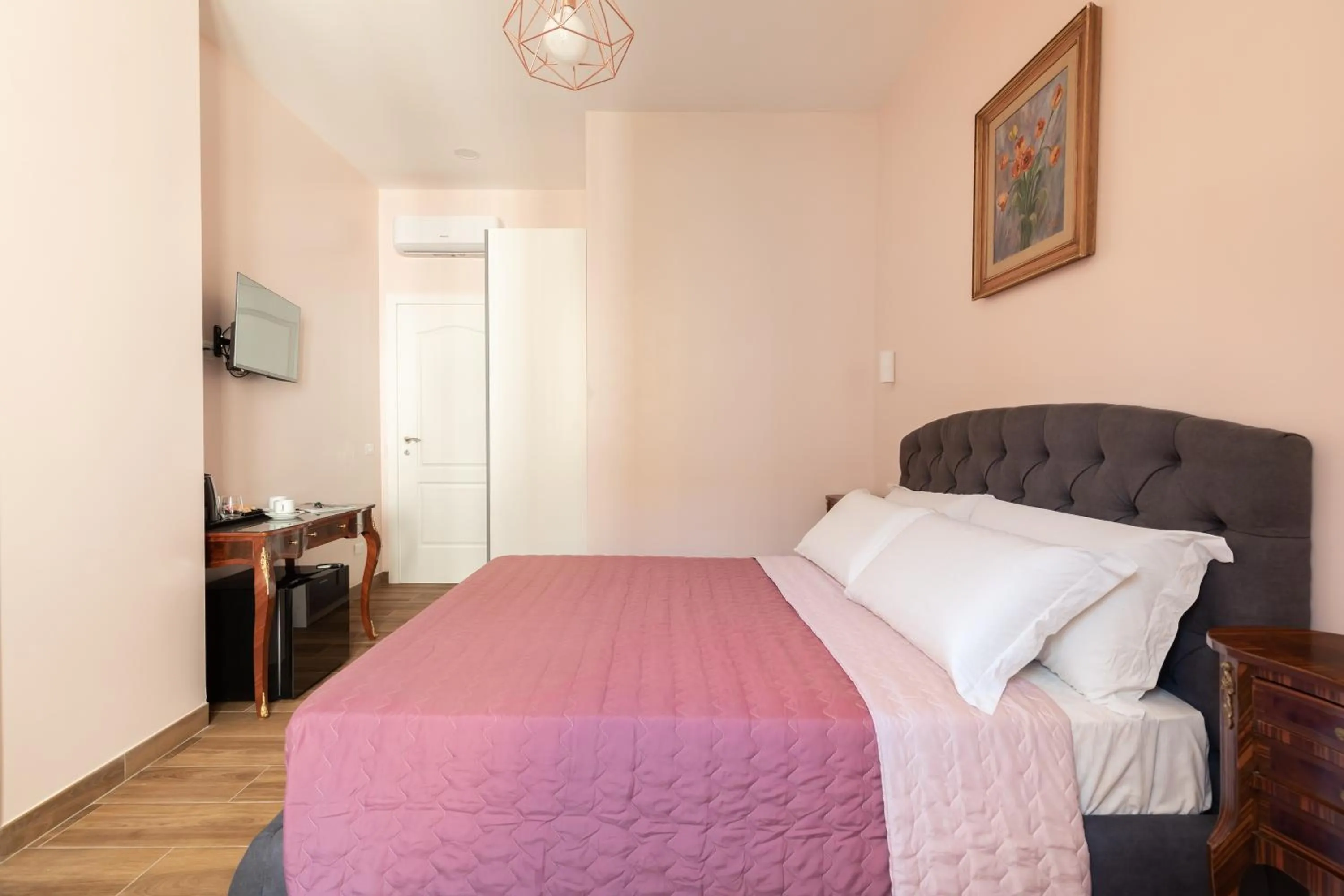 Bed in Queen Meg Roma