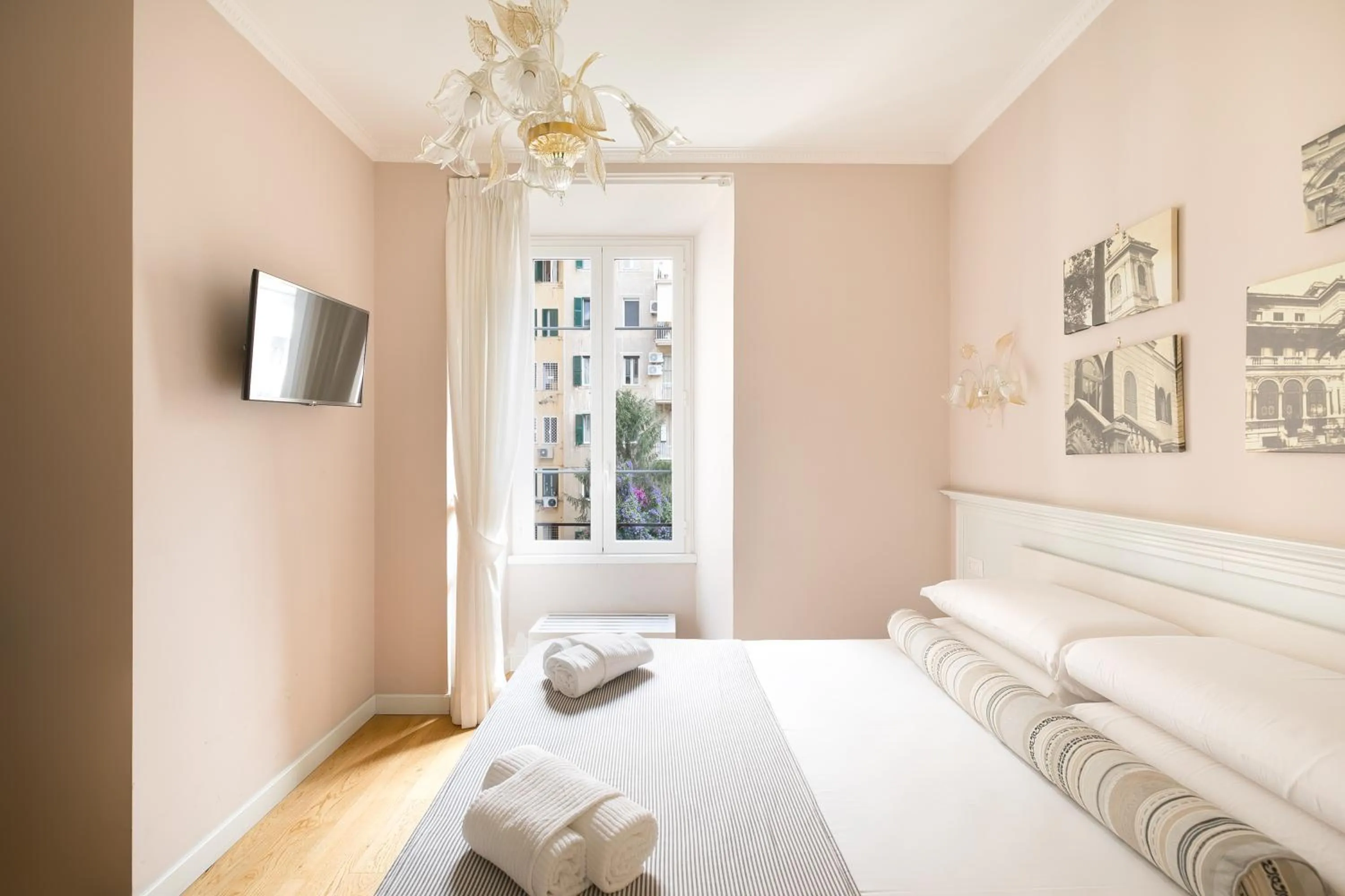 Bed in Queen Meg Roma