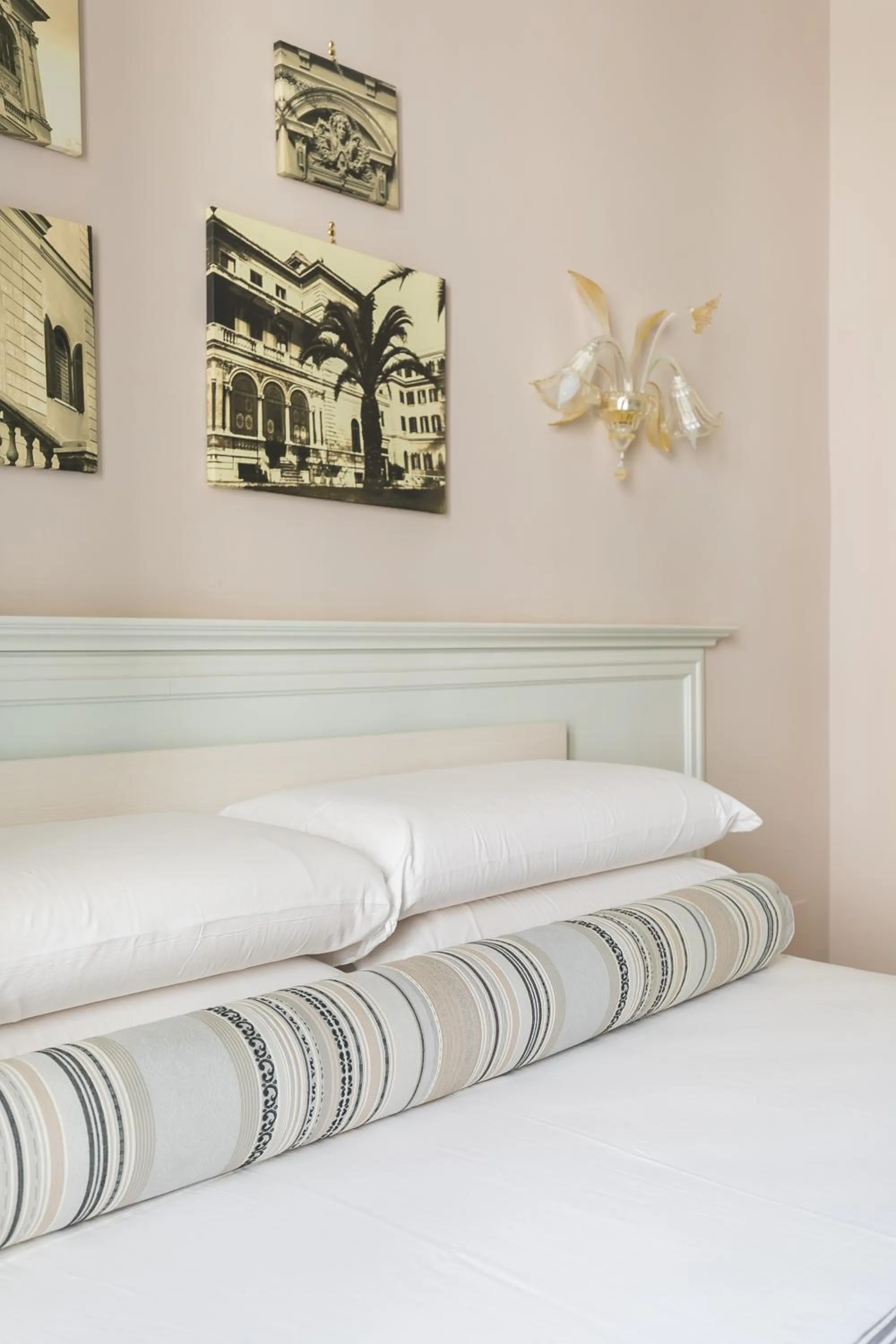 Bed in Queen Meg Roma