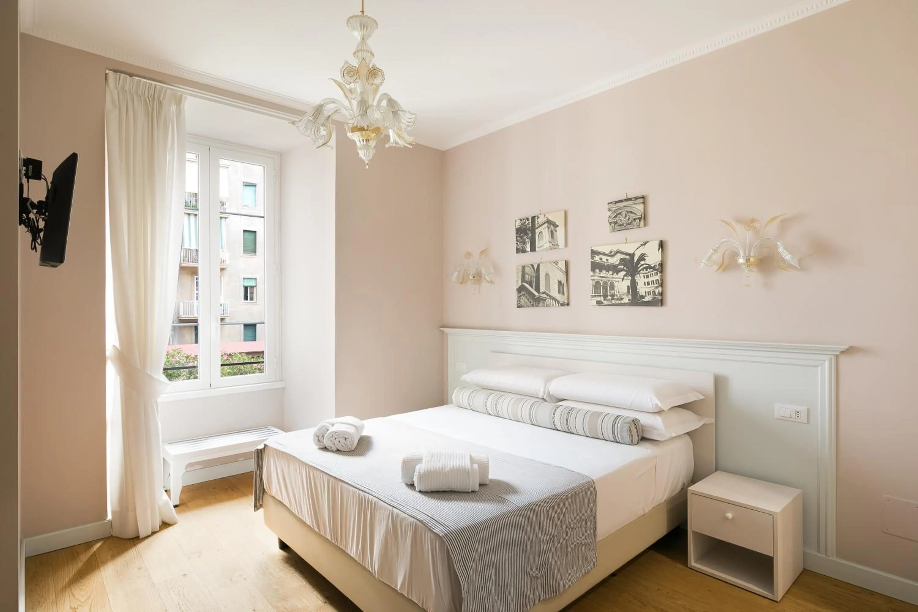 Bed in Queen Meg Roma