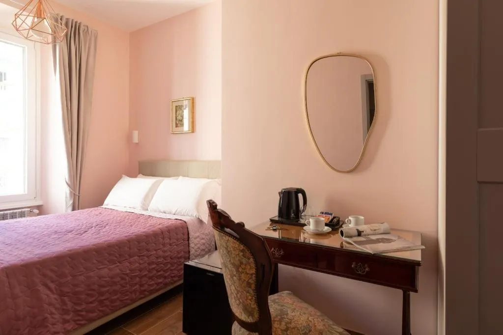 Bed in Queen Meg Roma