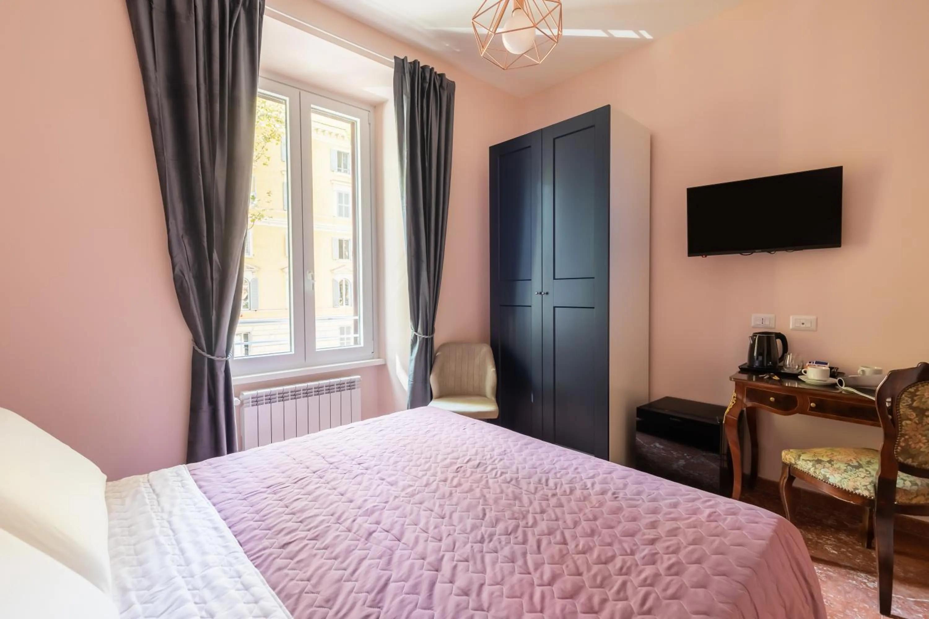 Bed in Queen Meg Roma