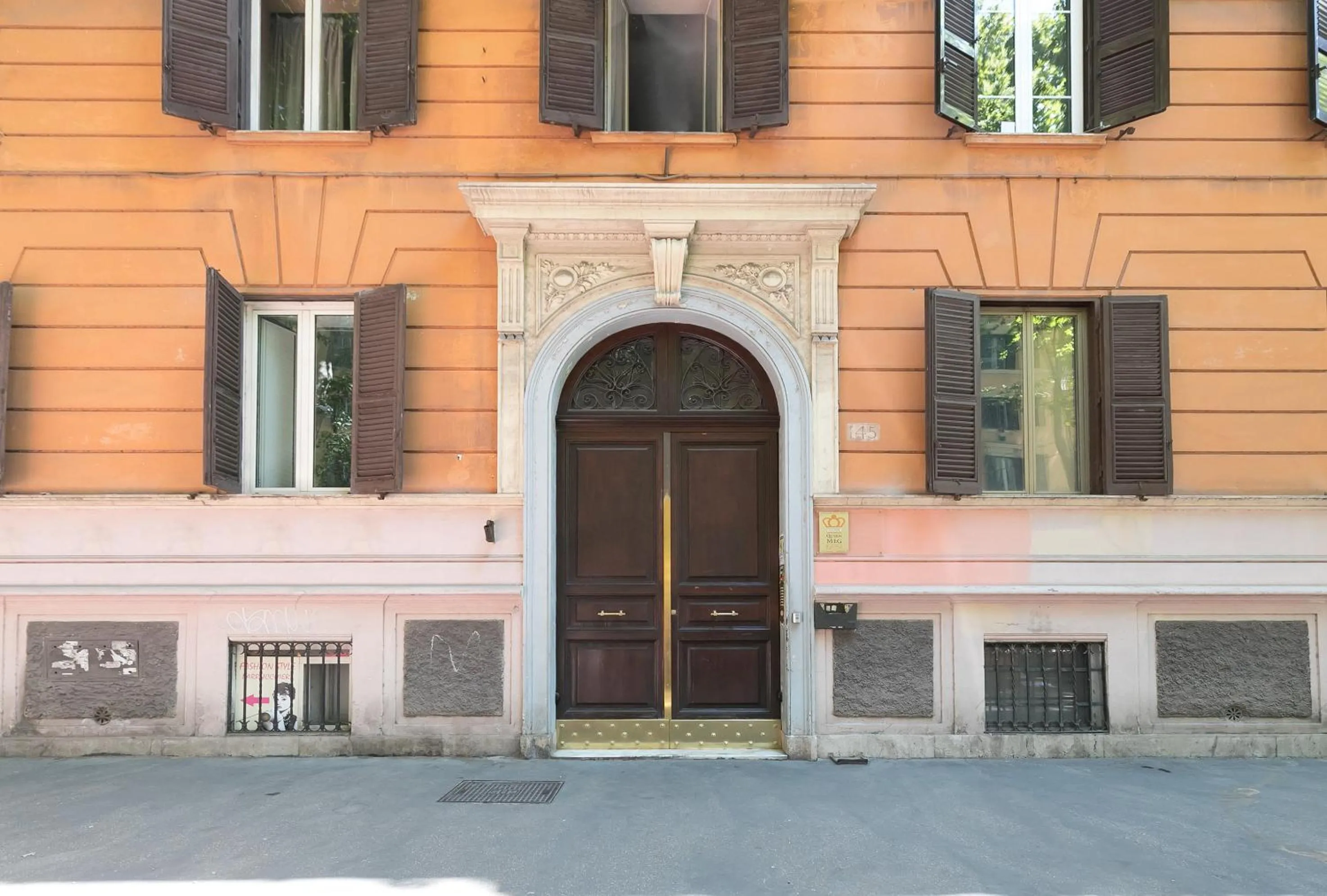 Facade/entrance in Queen Meg Roma