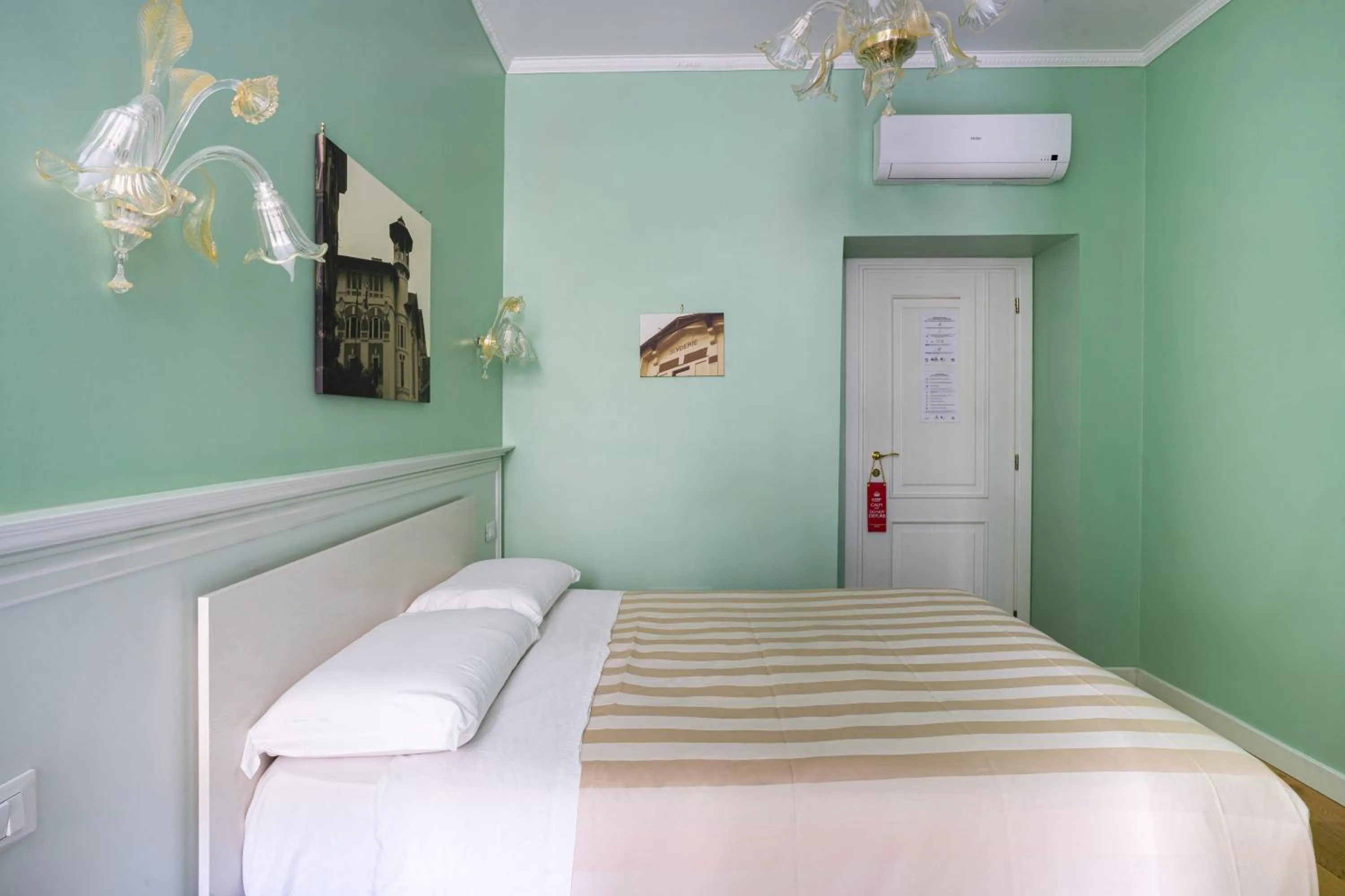 Bed in Queen Meg Roma