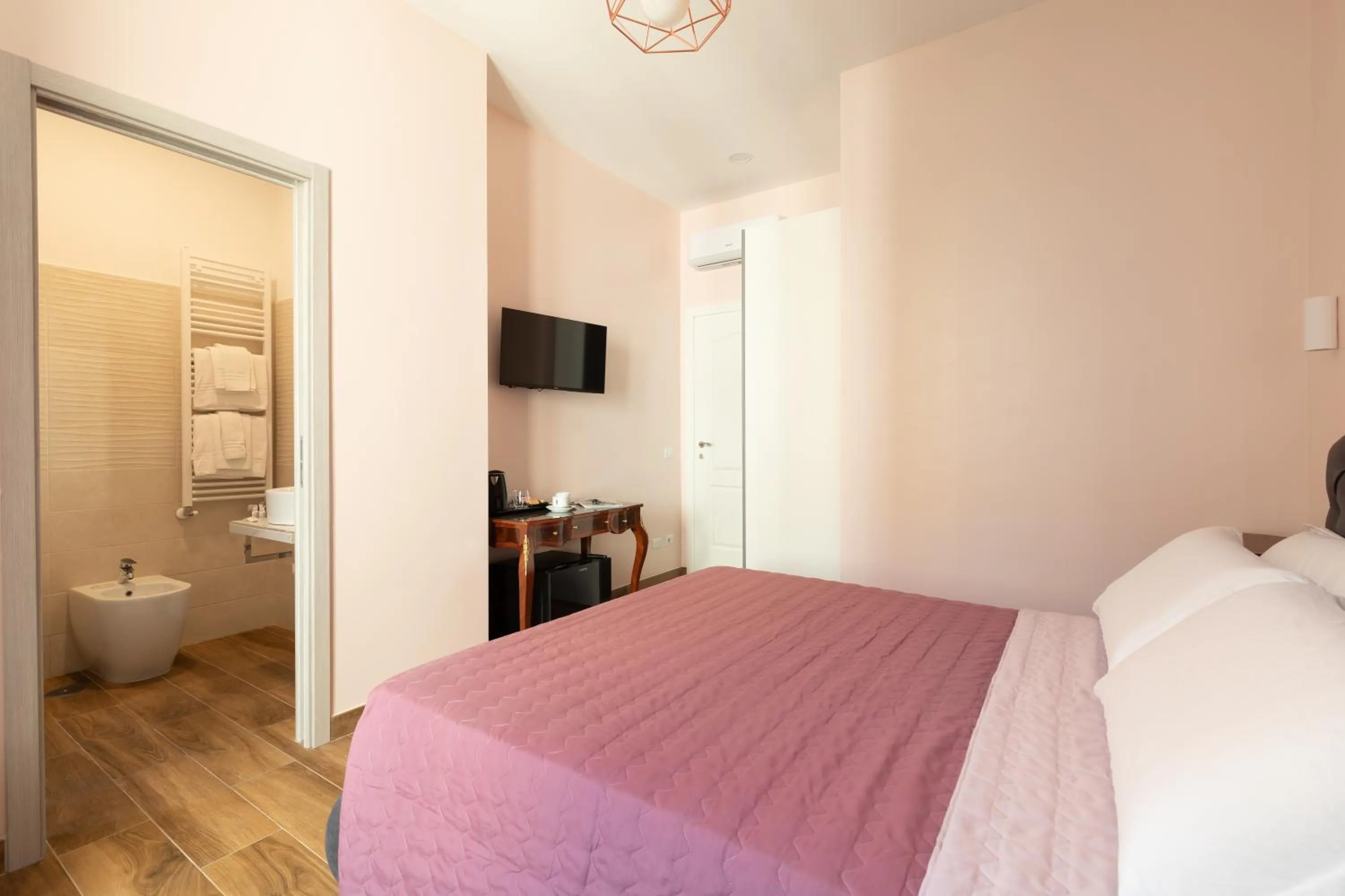 Bed in Queen Meg Roma