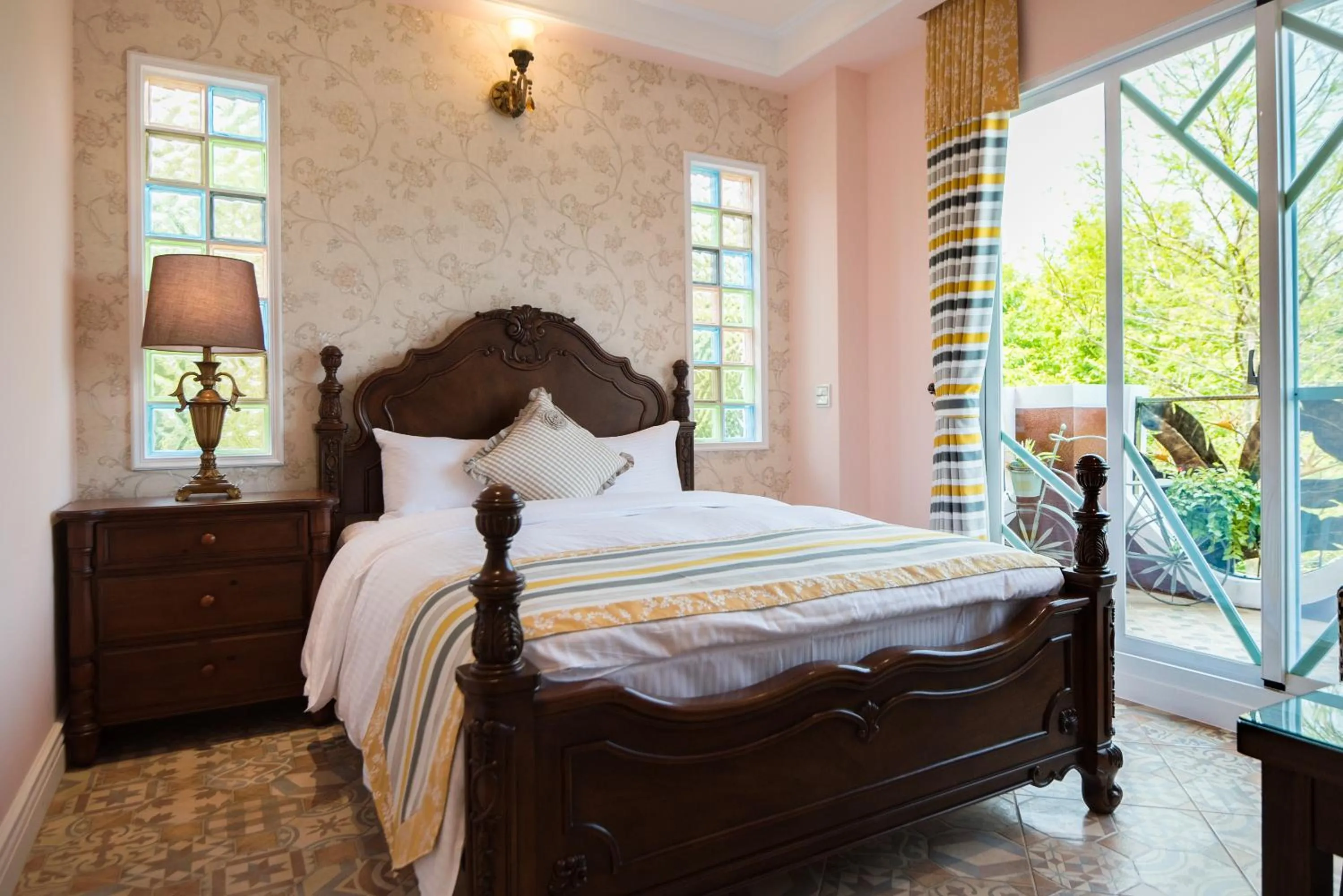 Bed in Saint Paul Villa