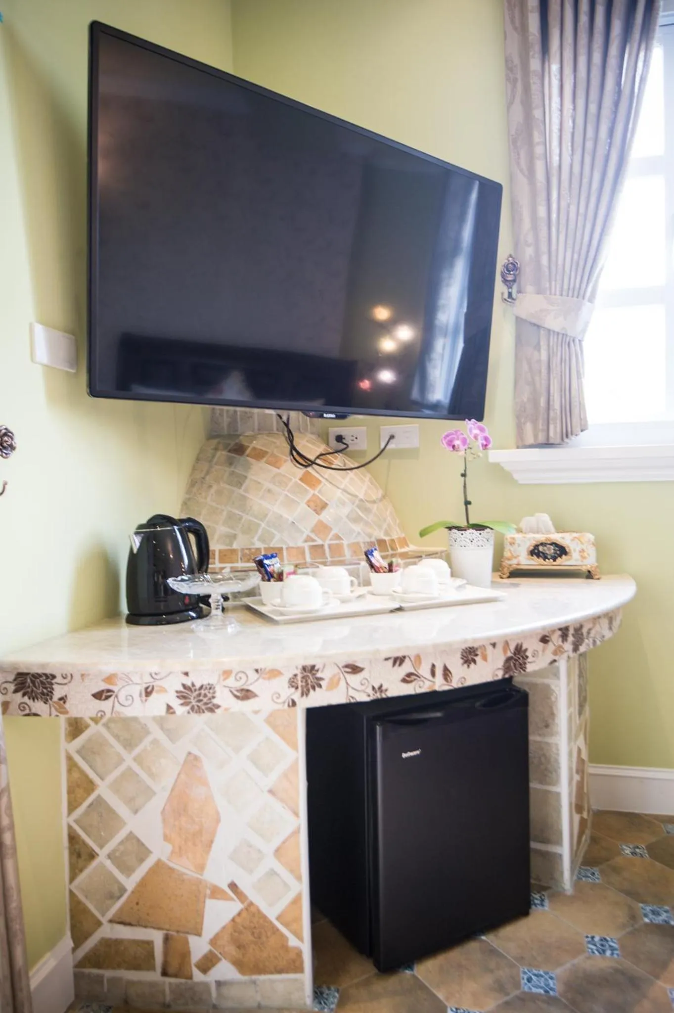 Property building, TV/Entertainment Center in Saint Paul Villa