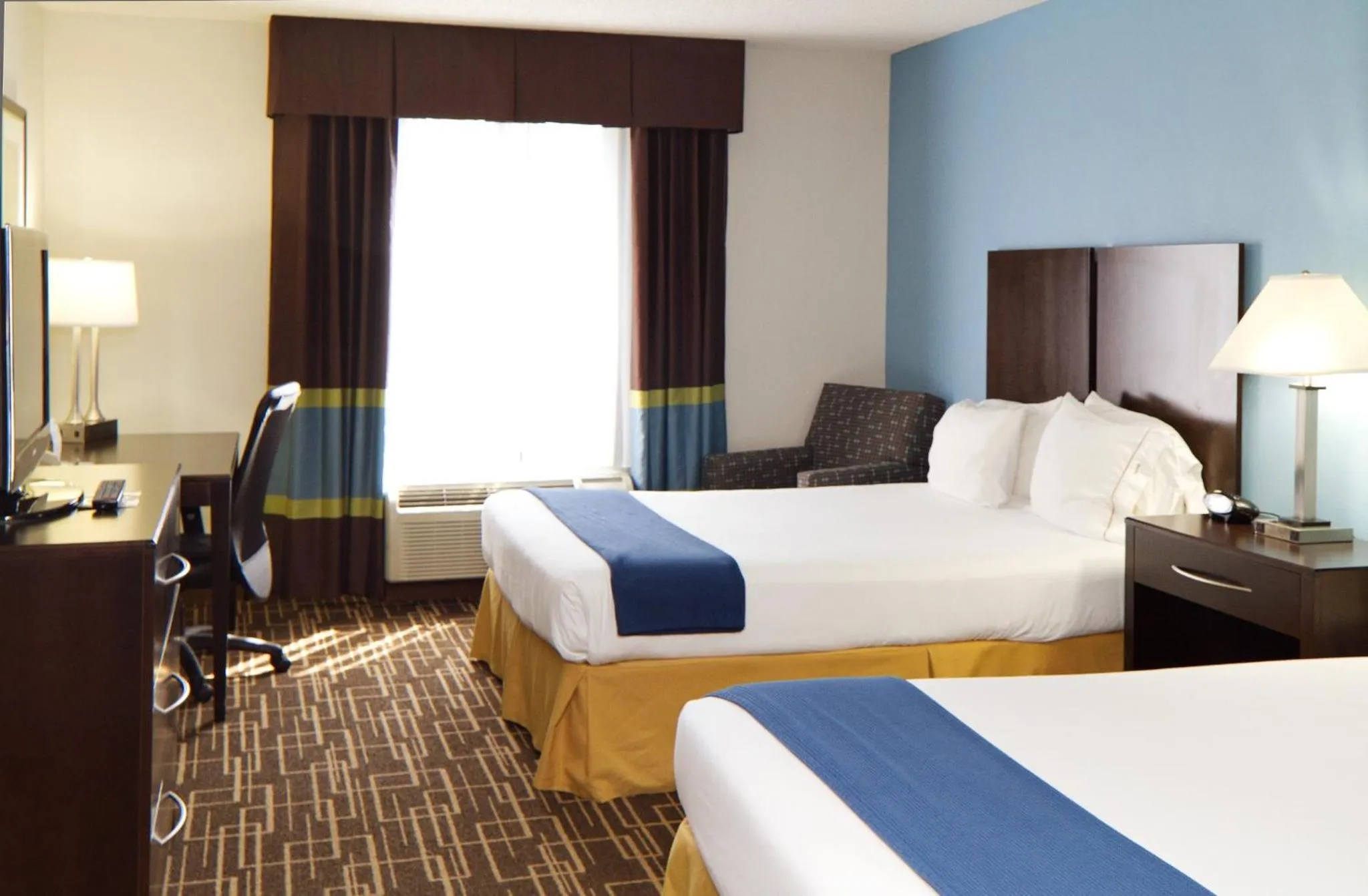 Photo of the whole room, Bed in Holiday Inn Express & Suites Greenville-Downtown by IHG