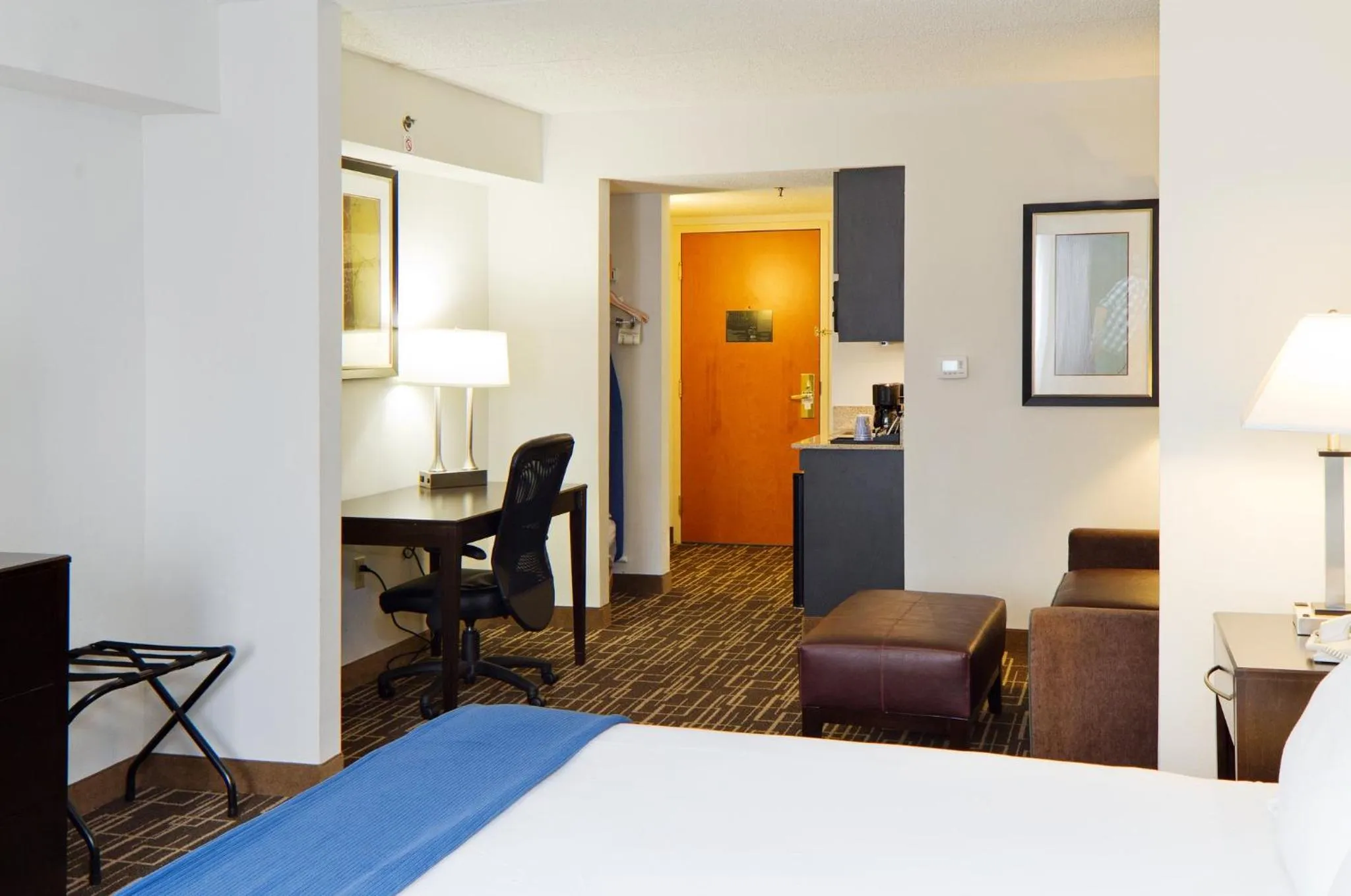 Photo of the whole room, Bed in Holiday Inn Express & Suites Greenville-Downtown by IHG