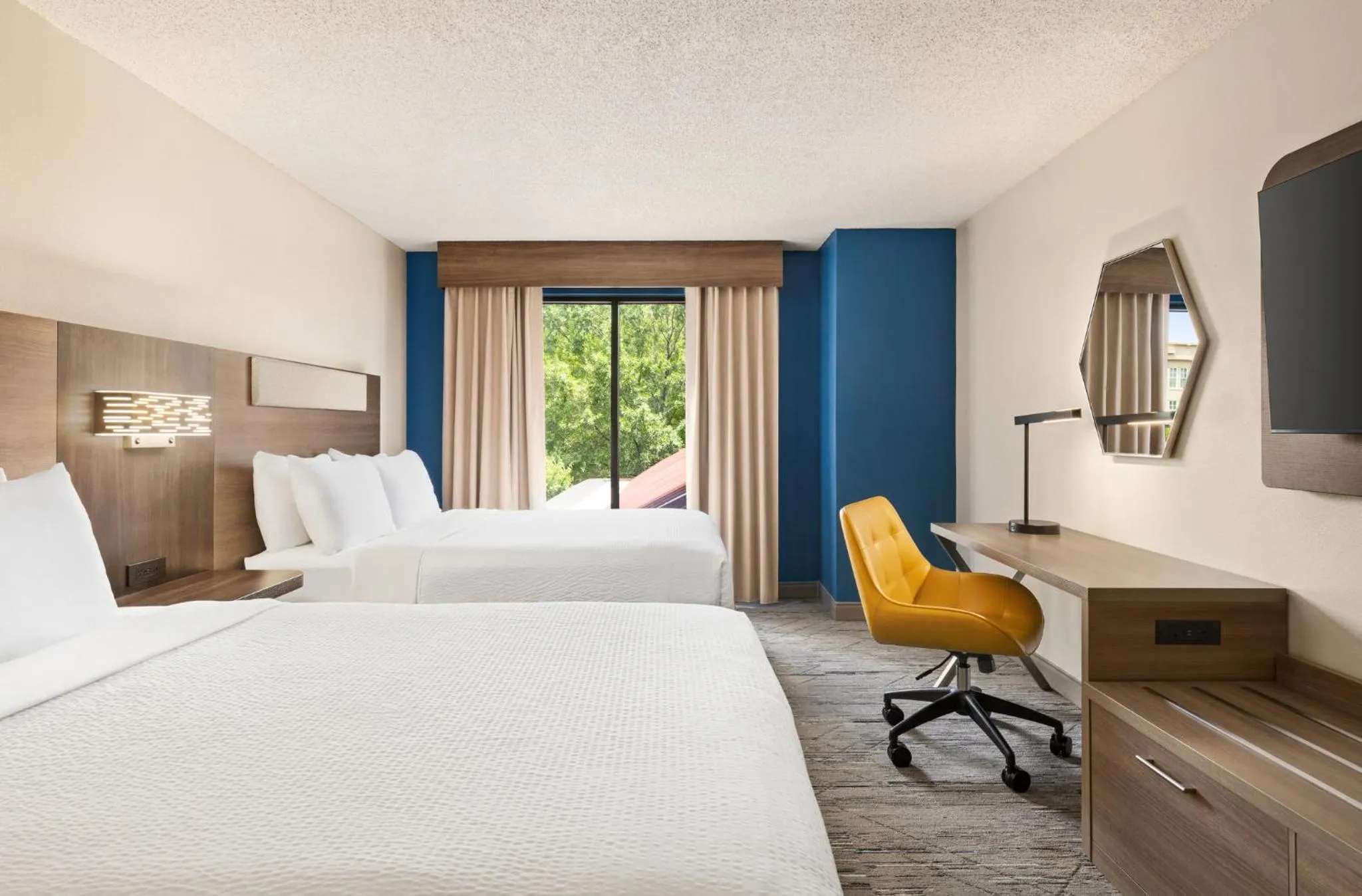 Photo of the whole room, Bed in Holiday Inn Express & Suites Greenville-Downtown by IHG