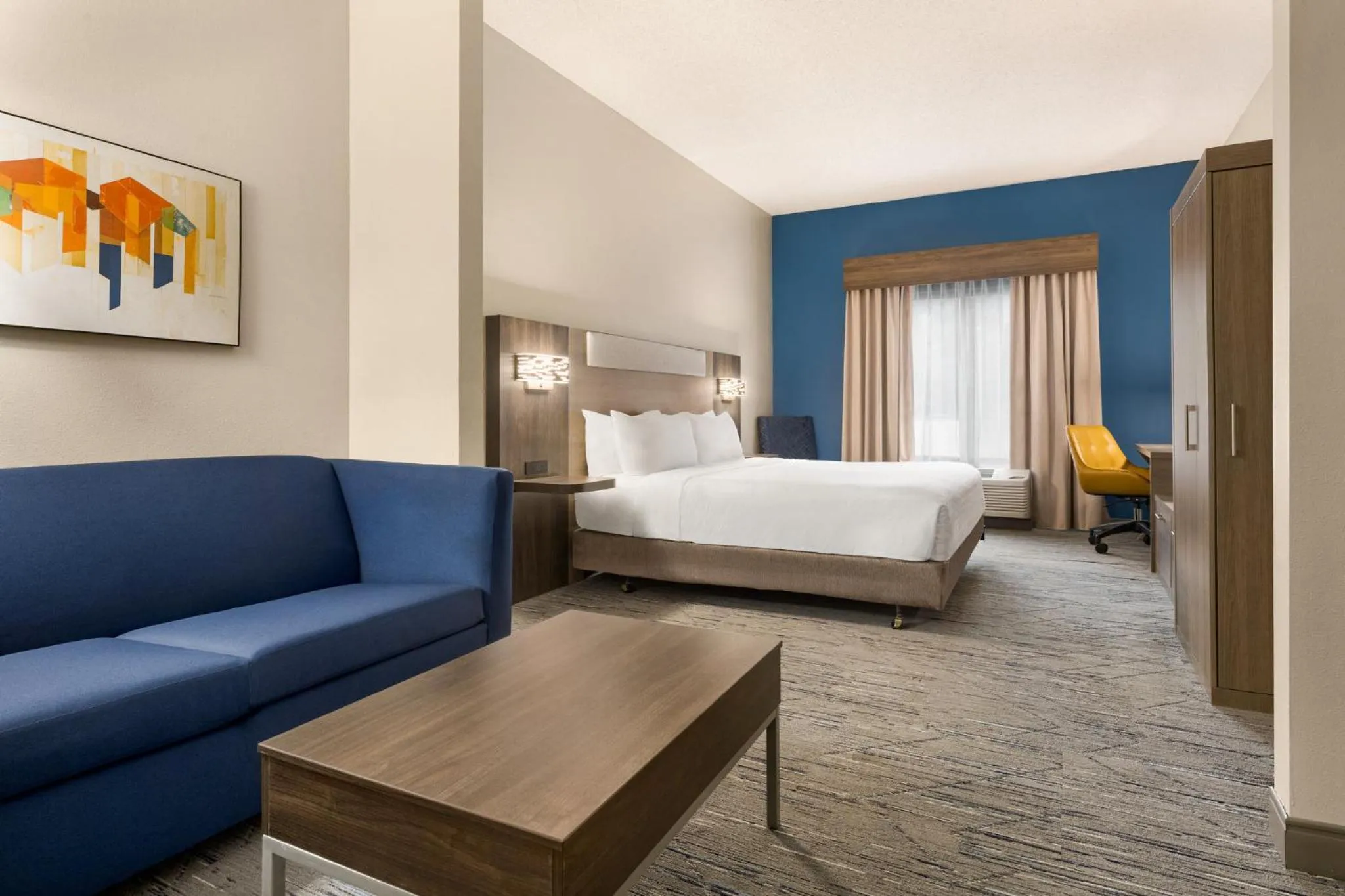Photo of the whole room, Bed in Holiday Inn Express & Suites Greenville-Downtown by IHG