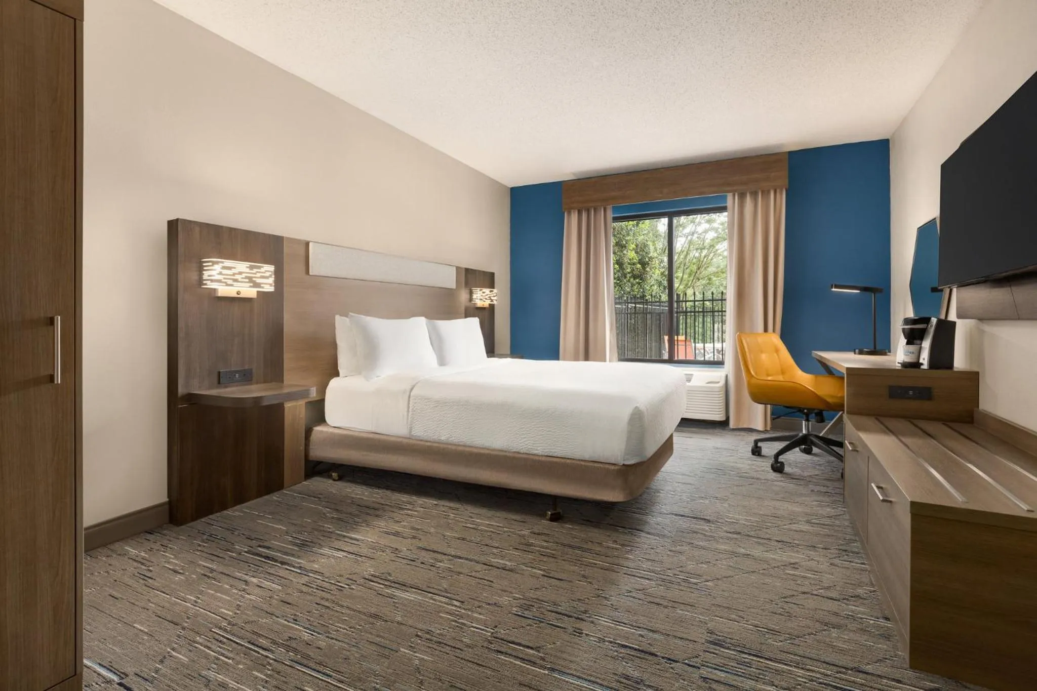 Photo of the whole room, Bed in Holiday Inn Express & Suites Greenville-Downtown by IHG