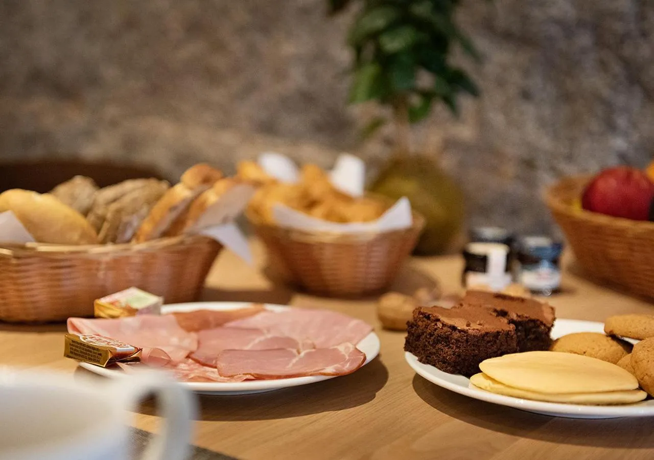 Continental breakfast in Holzer II