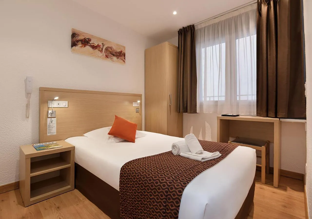 Bedroom, Bed in Holzer II