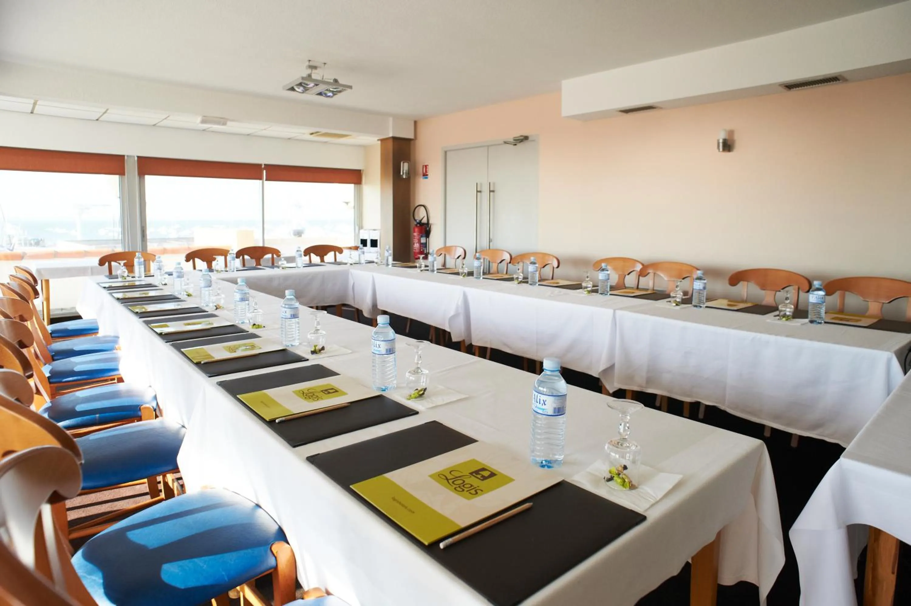 Property building in Logis Hôtel Le Calluna Restaurant La Flottille