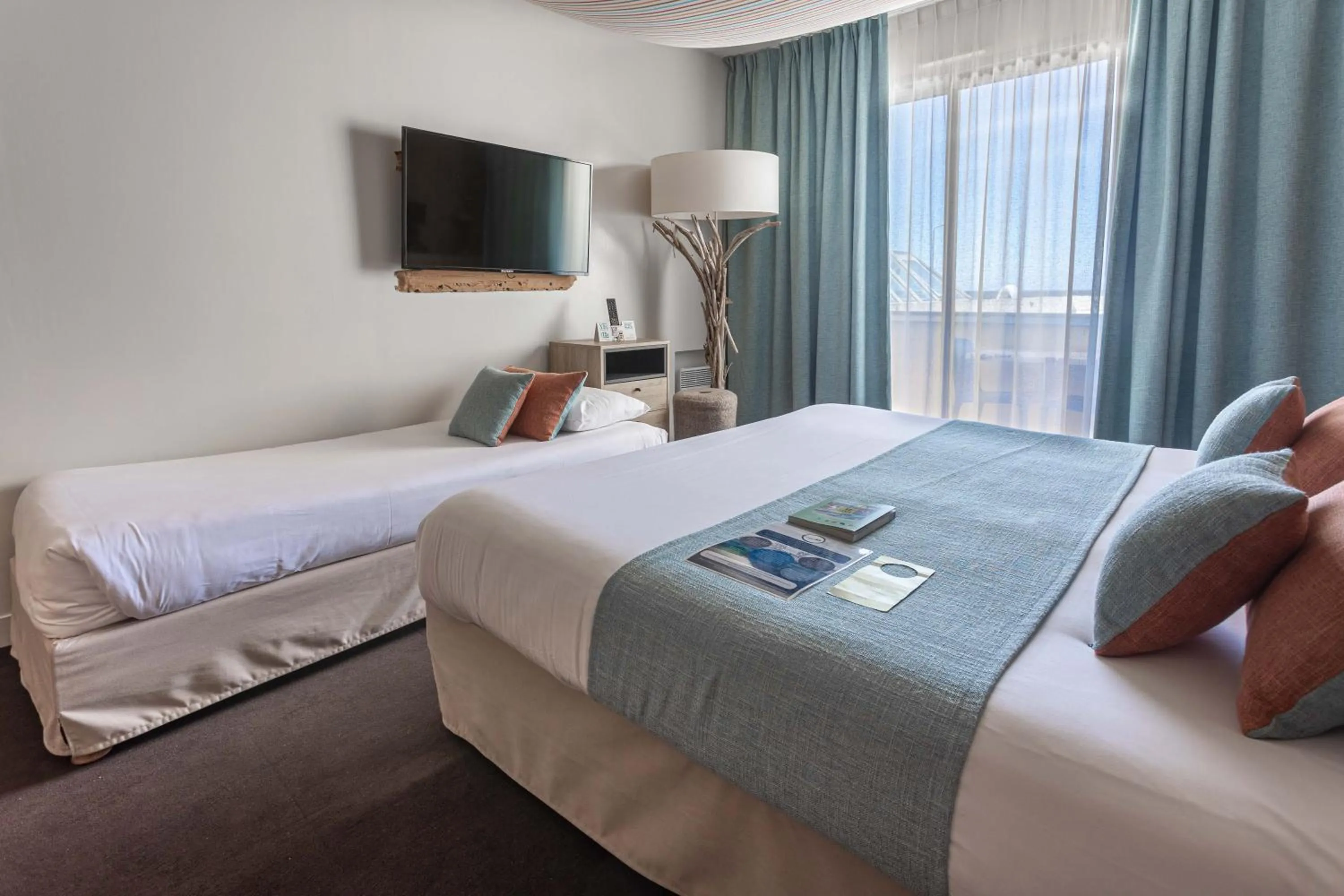 Bed in Logis Hôtel Le Calluna Restaurant La Flottille