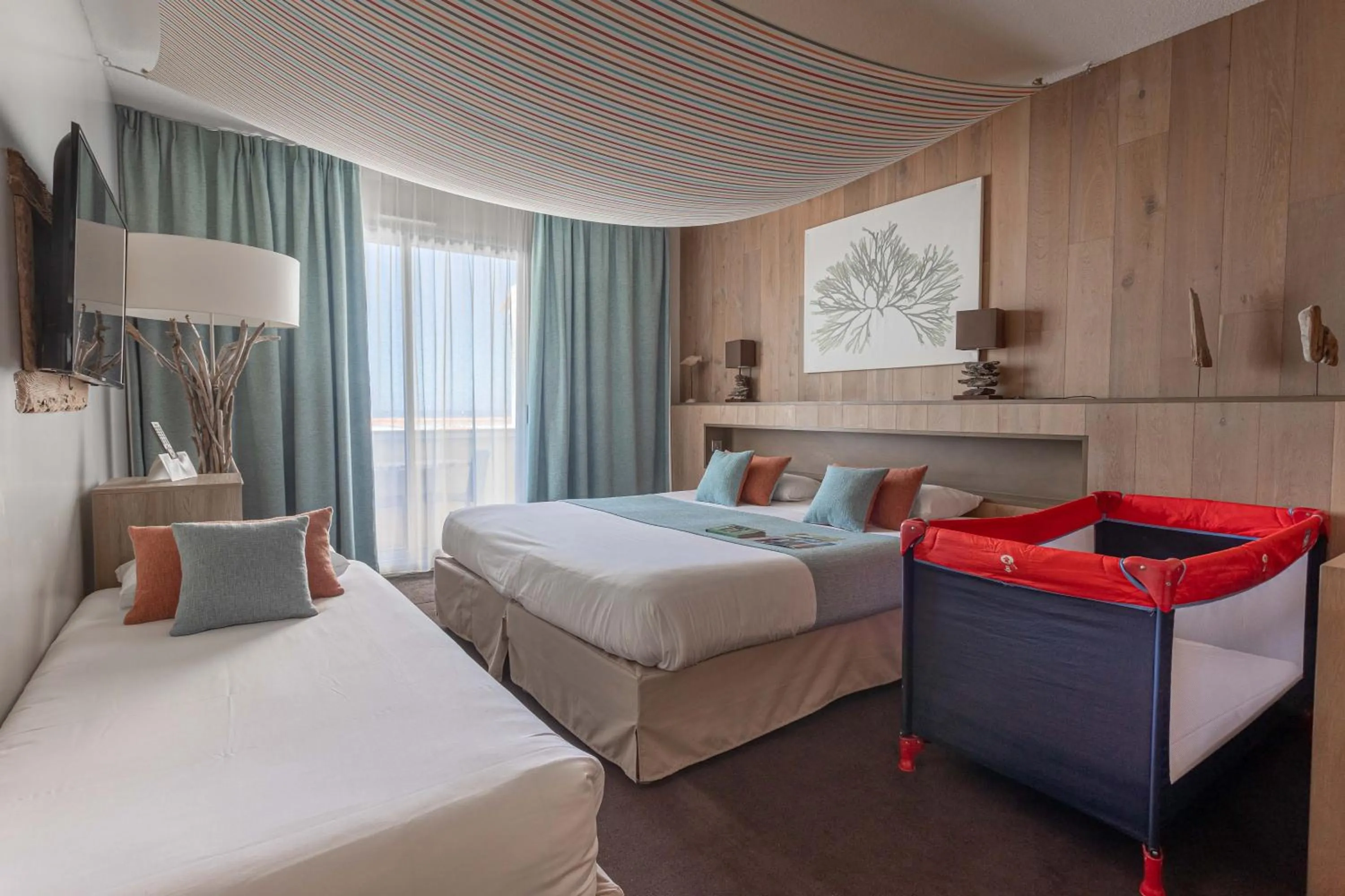 Bed in Logis Hôtel Le Calluna Restaurant La Flottille