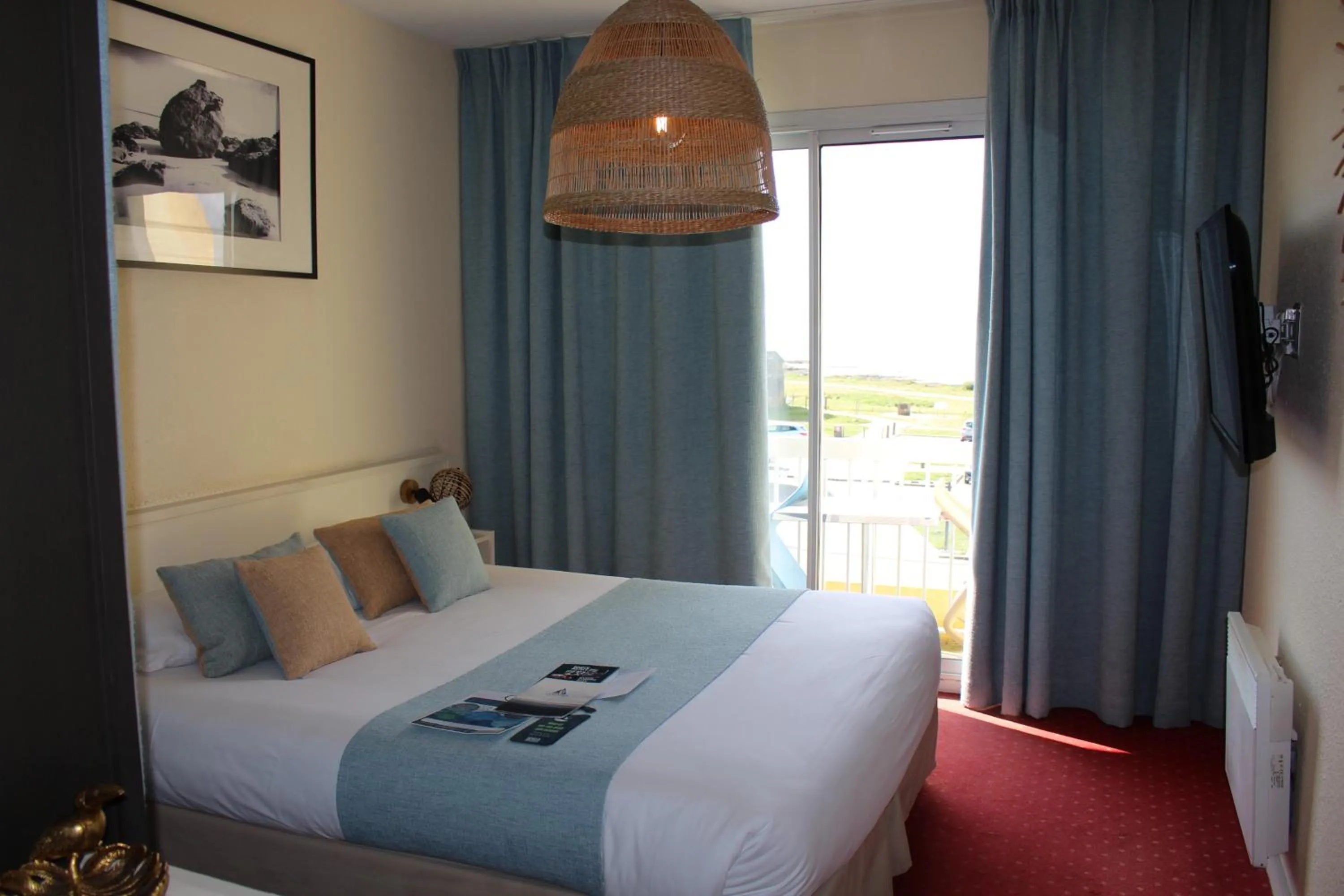 Bed in Logis Hôtel Le Calluna Restaurant La Flottille