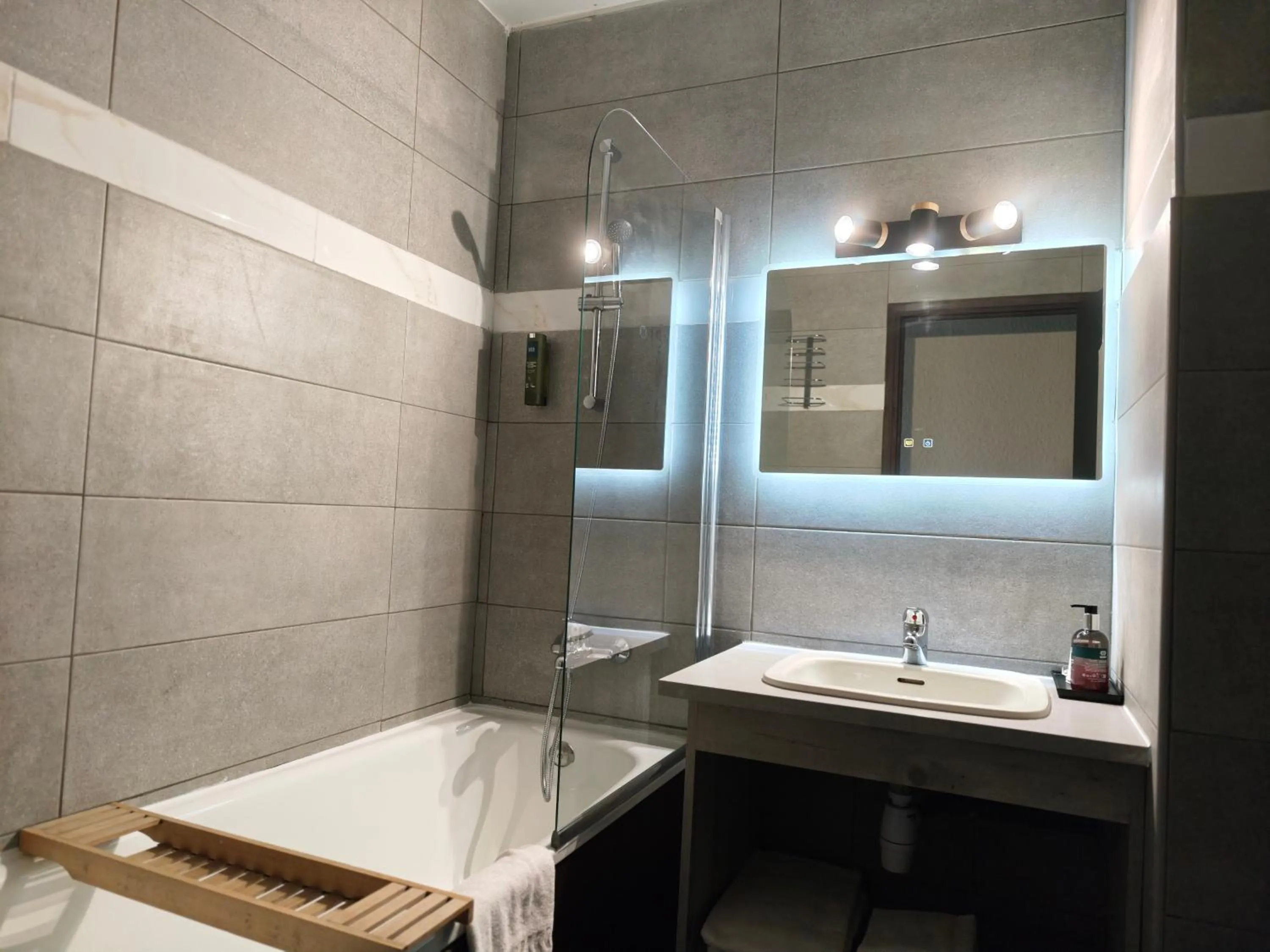 Bathroom in Logis Hôtel Le Calluna Restaurant La Flottille